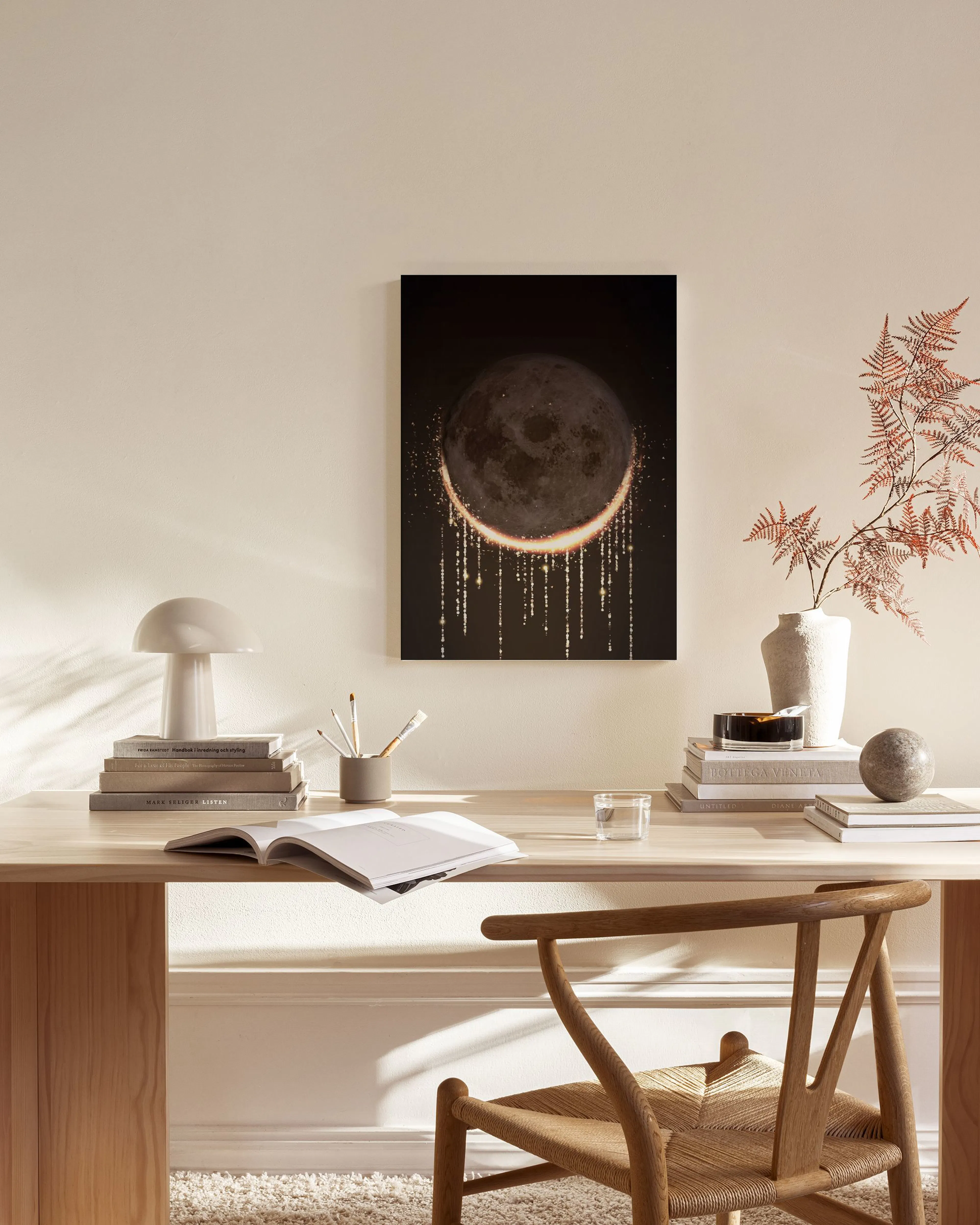 Lienzo de luna oscura y detallada en un eclipse, con un halo de luz brillante y destellos dorados que caen.