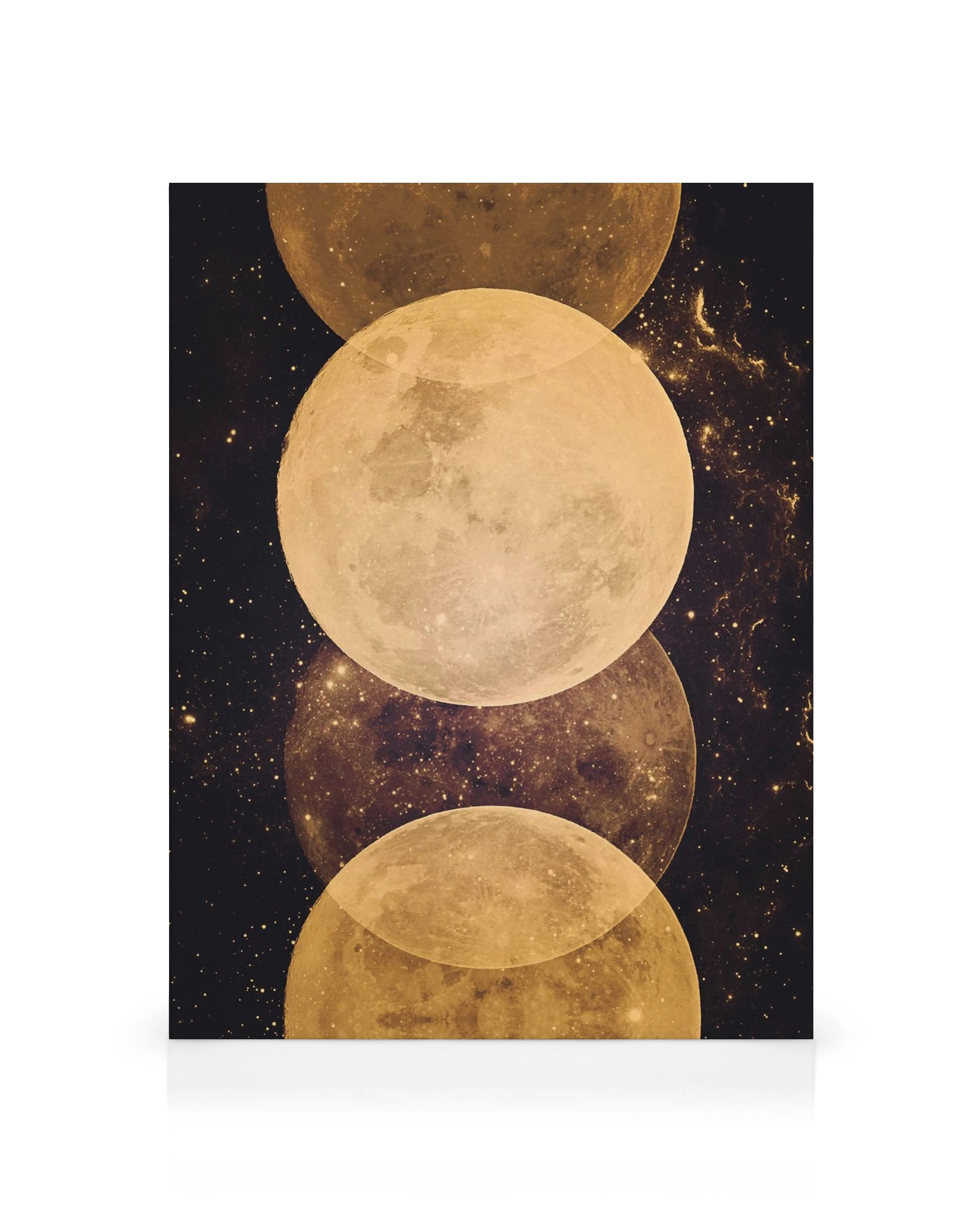 Stampa su tela con quattro lune dorate sovrapposte su sfondo nero stellato, tonalità arancio e marrone.