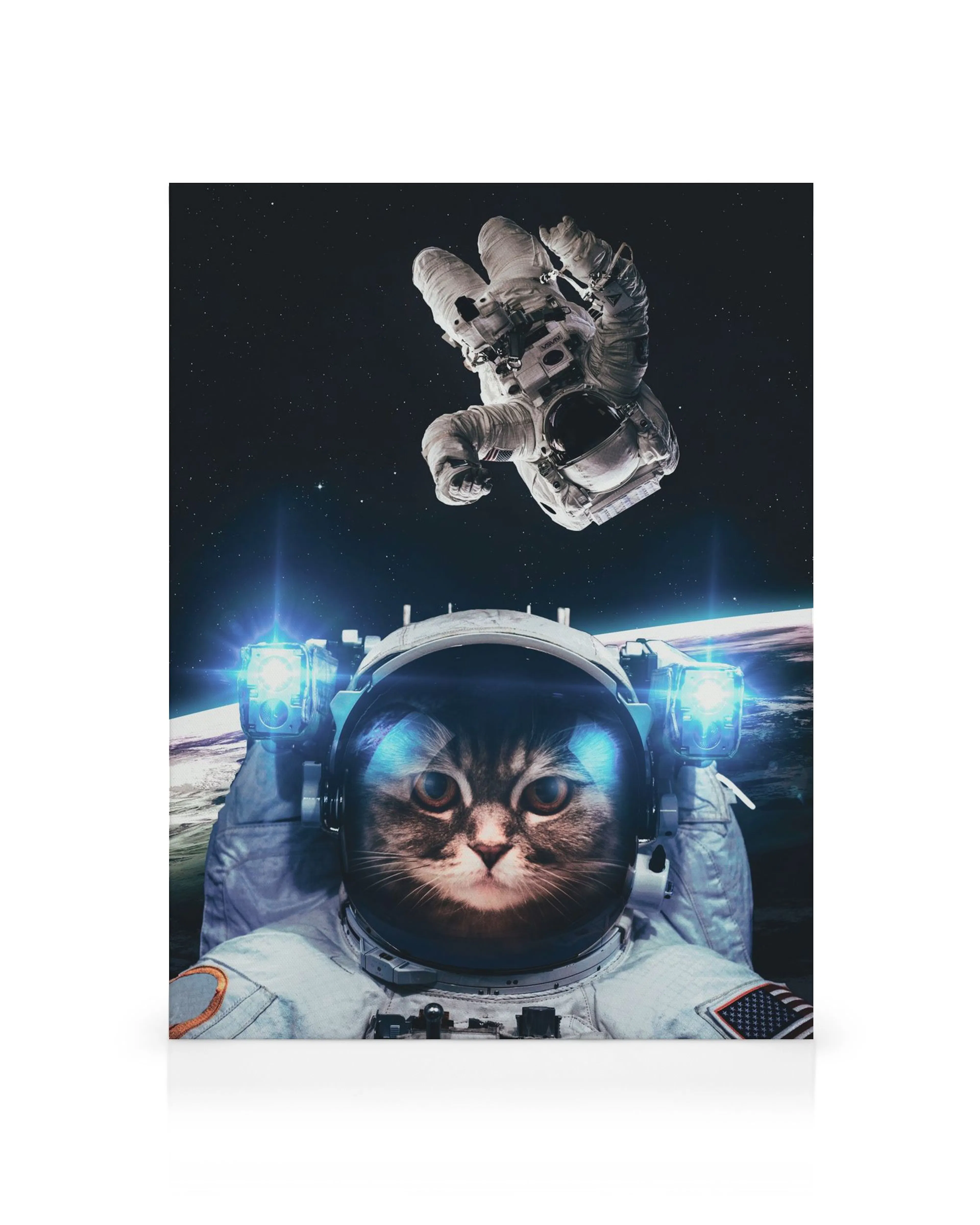 Obraz na płótnie: kot astronauta w kosmosie, w tle Ziemia i gwiazdy. Kocie pyszczek w hełmie, skafander z flagą USA.