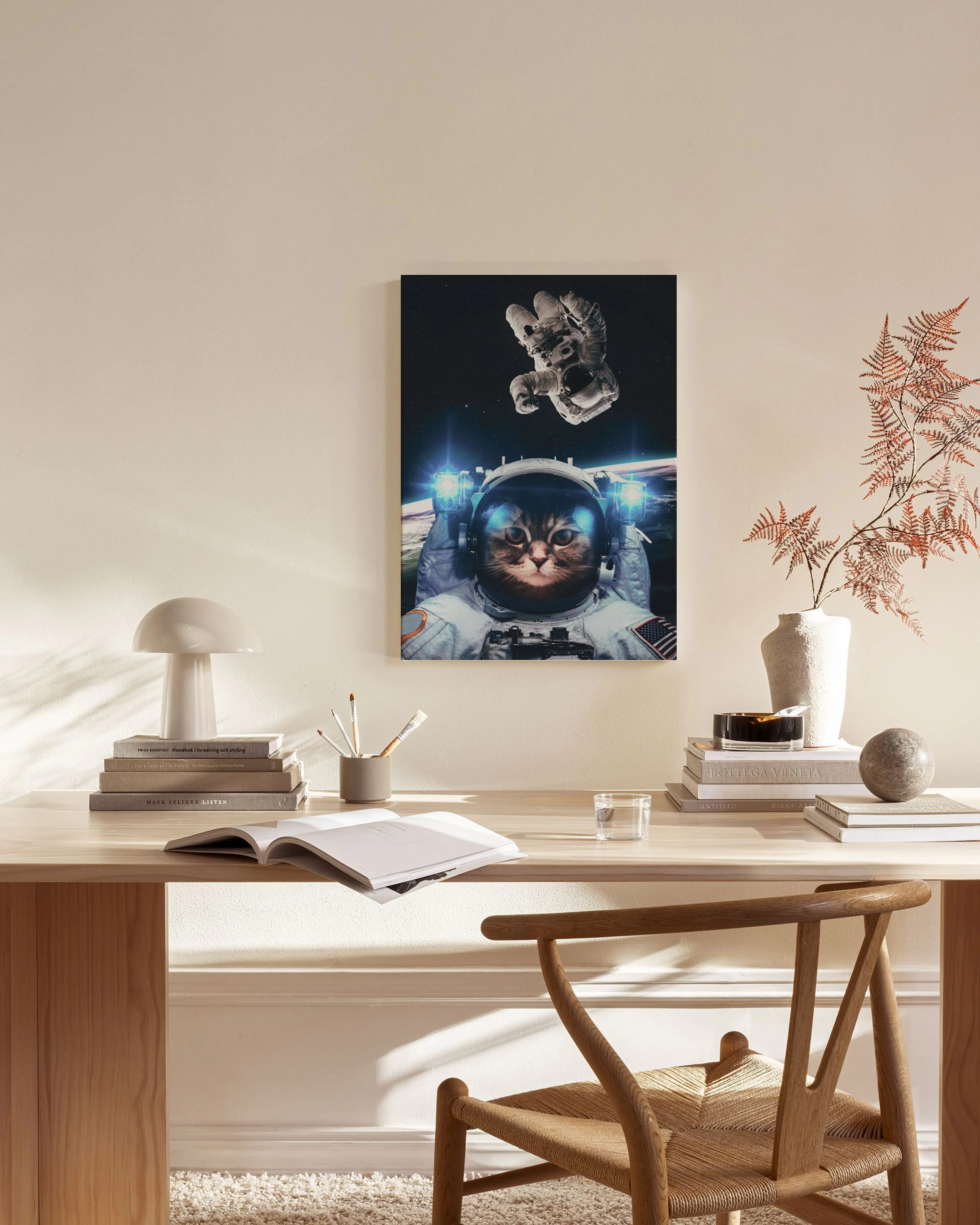 Leinwandbild einer Katze im Astronautenanzug, im modernen Wohnzimmer über einem Sideboard hängend.