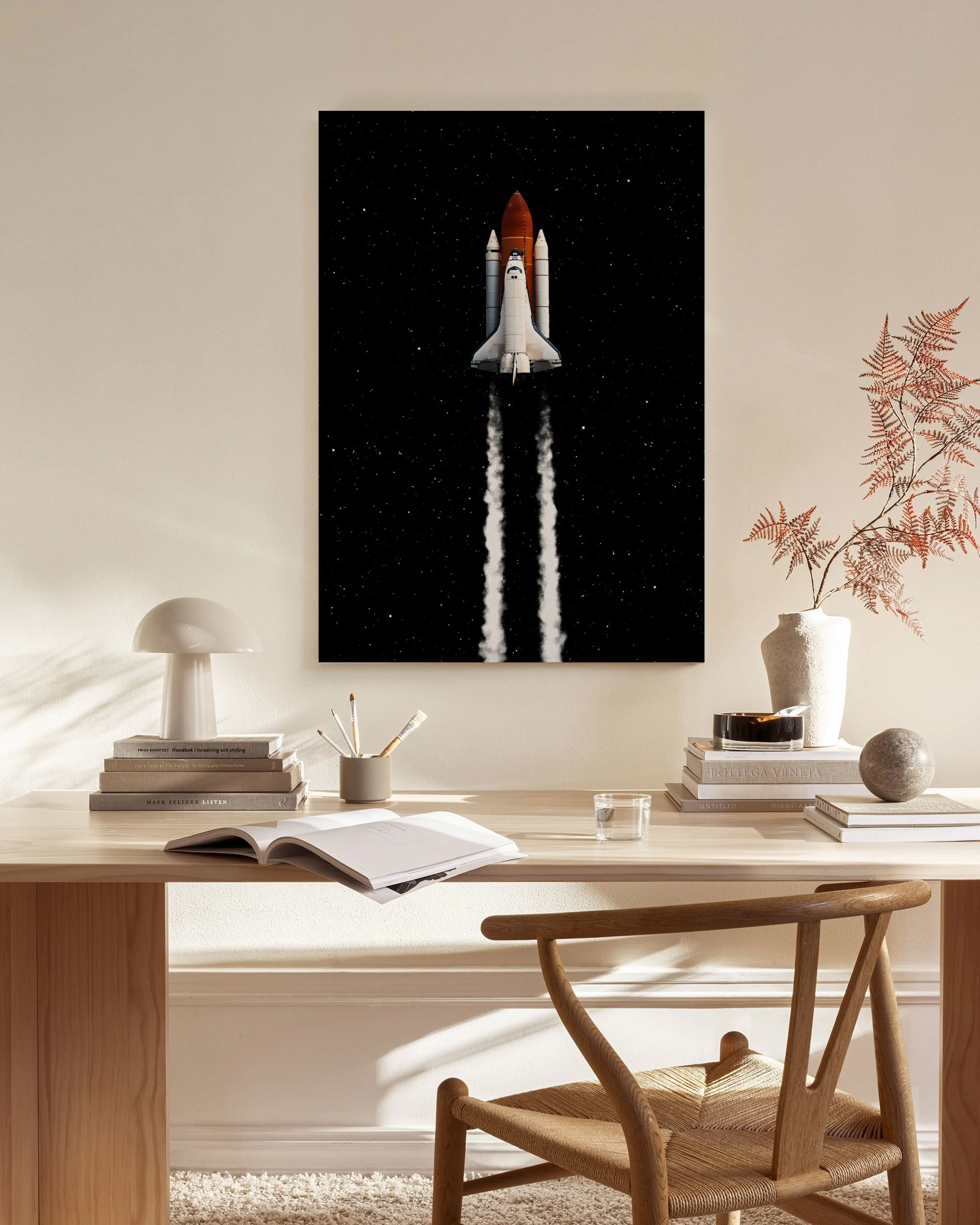 Lienzo de un transbordador espacial despegando con estelas de humo blanco sobre fondo negro, colgado en una sala de estar modern