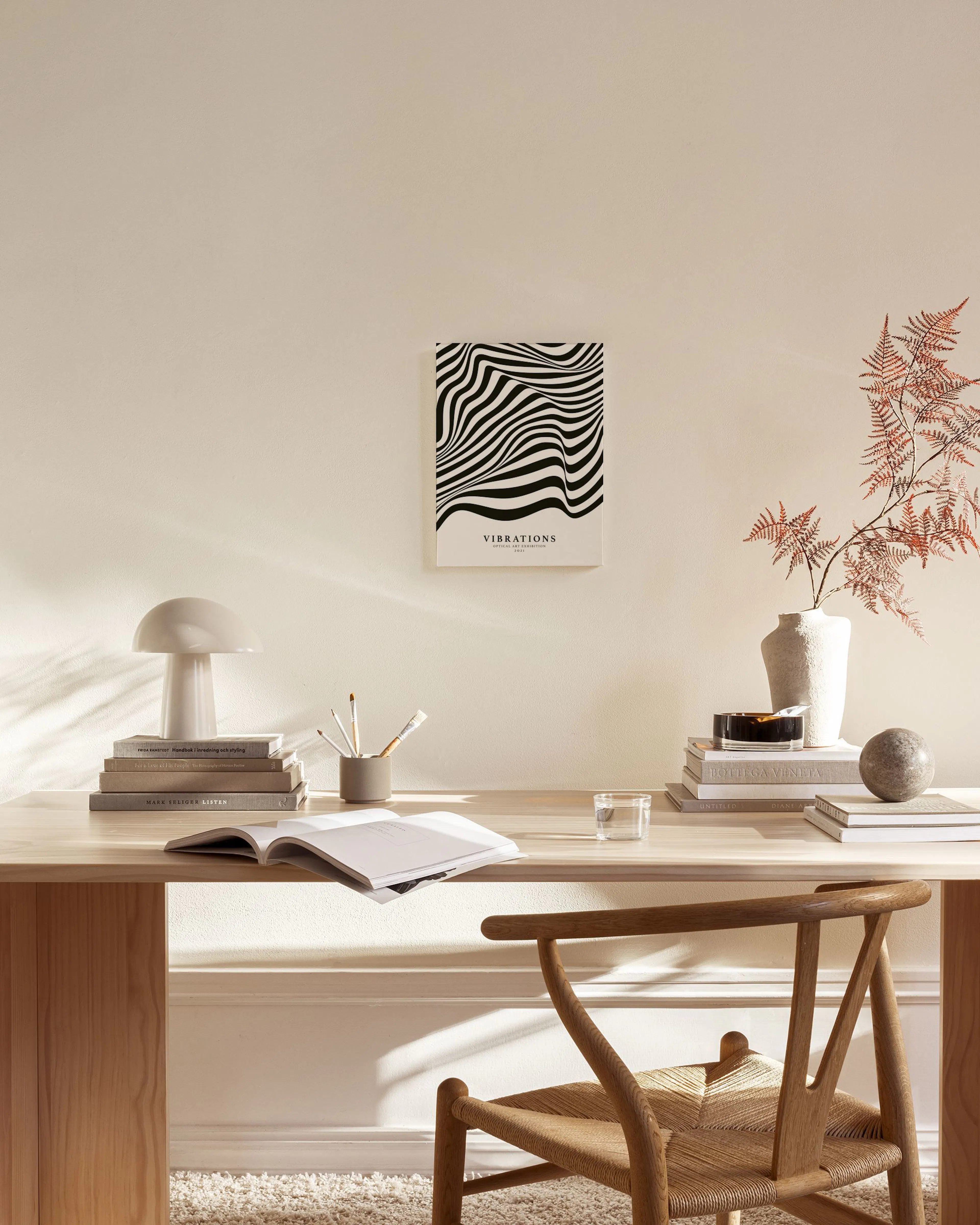Lienzo blanco con líneas onduladas negras que crean un efecto 3D, exhibido en una habitación minimalista.