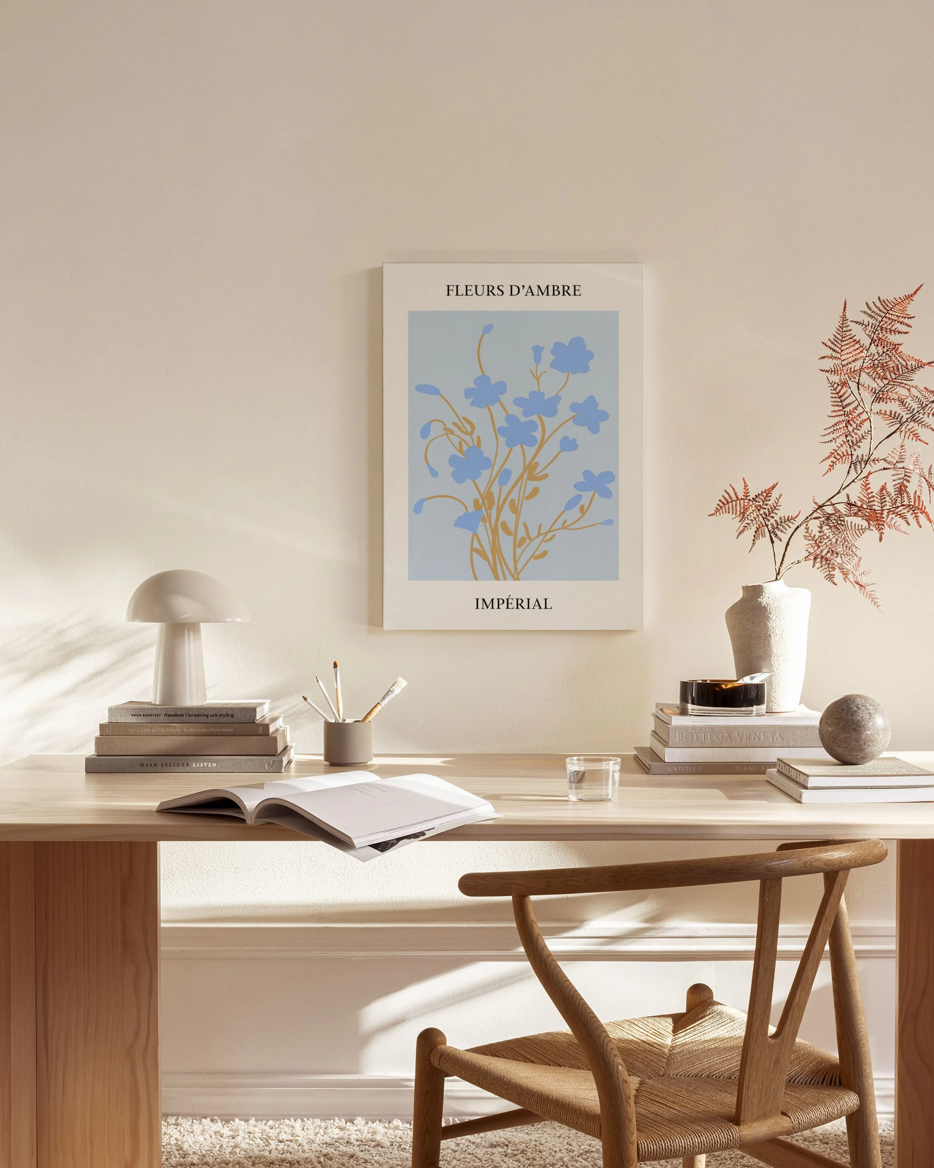 Toile Fleurs dAmbre Impérial aux motifs floraux bleus et bruns, exposée dans un salon moderne.