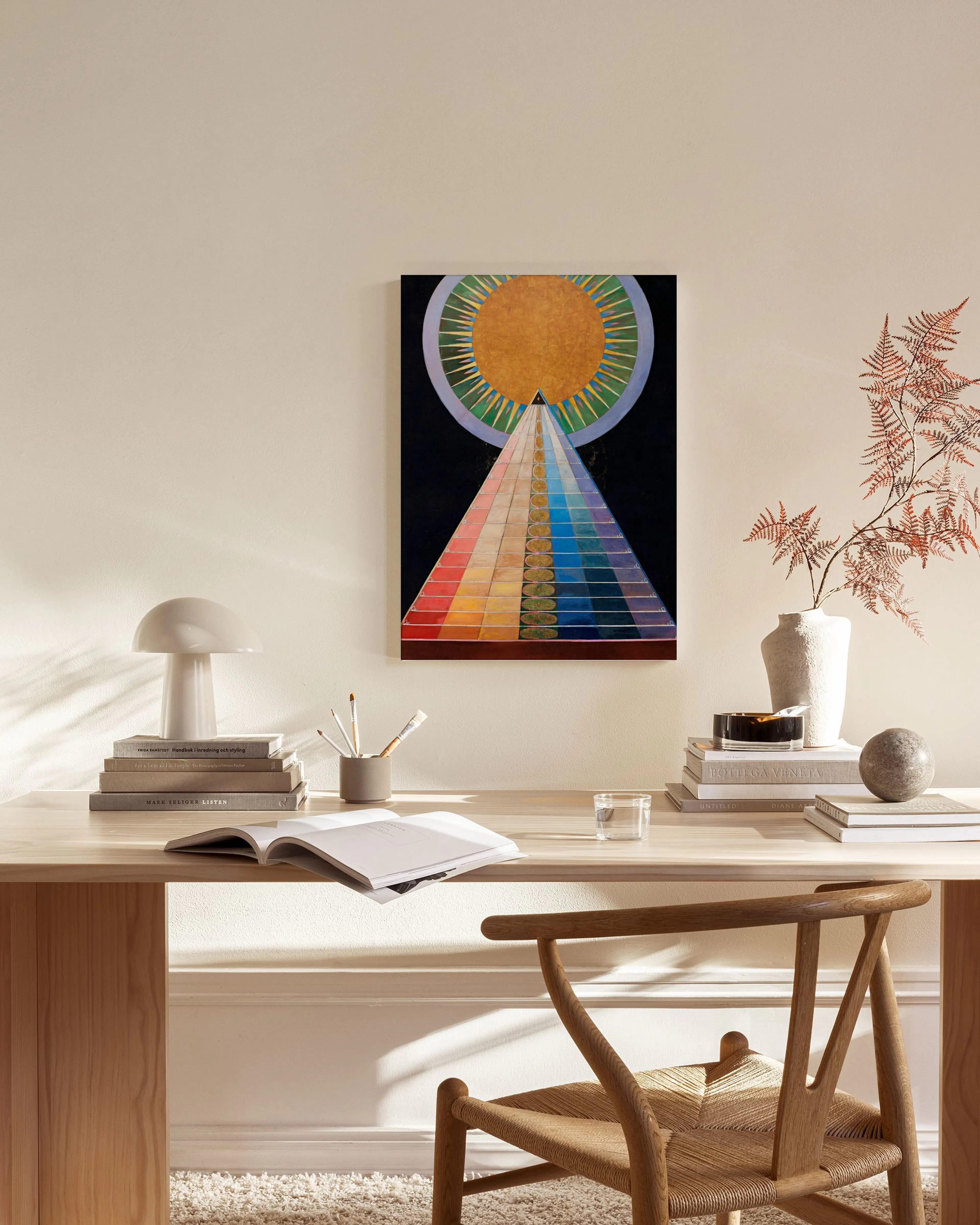Canvas met een kleurrijk prisma-ontwerp dat naar een gouden zon leidt, hangend in een moderne woonkamer.