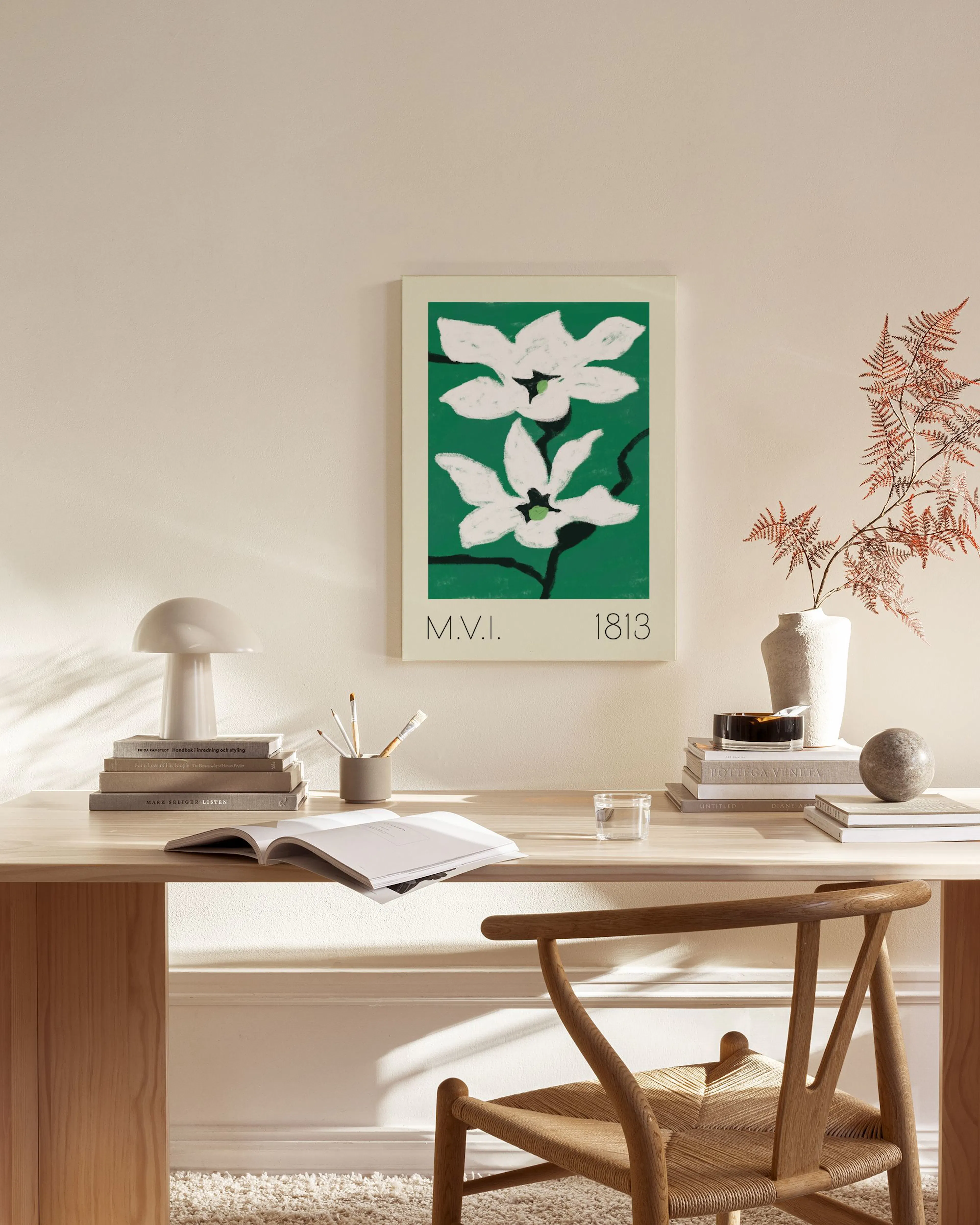 Canvas met twee witte bloemen op een groene achtergrond, hangend in een neutrale woonkamer boven een dressoir.