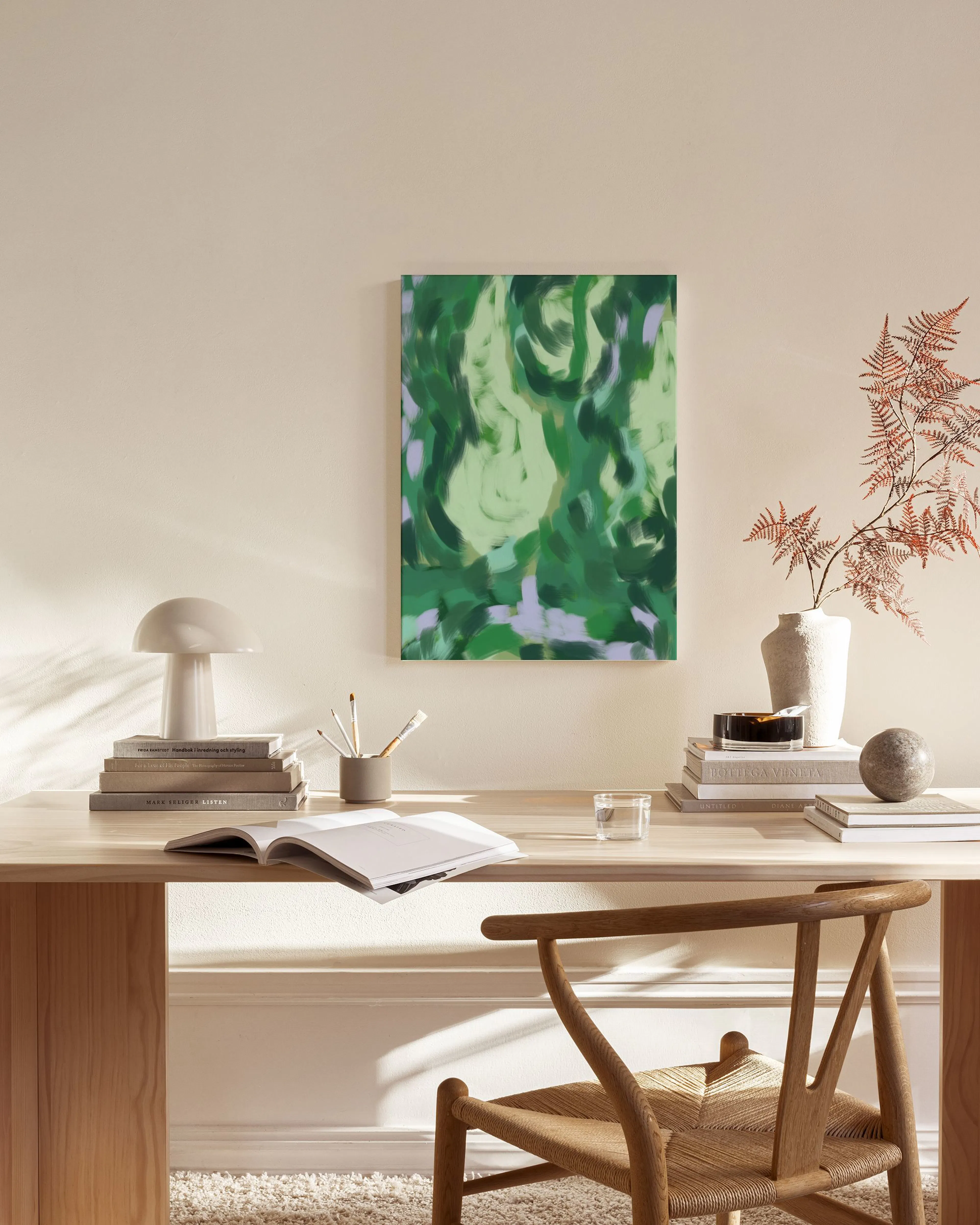 Toile abstraite aux formes vertes et violettes, accrochée dans un salon moderne au-dessus dun banc en bois clair.