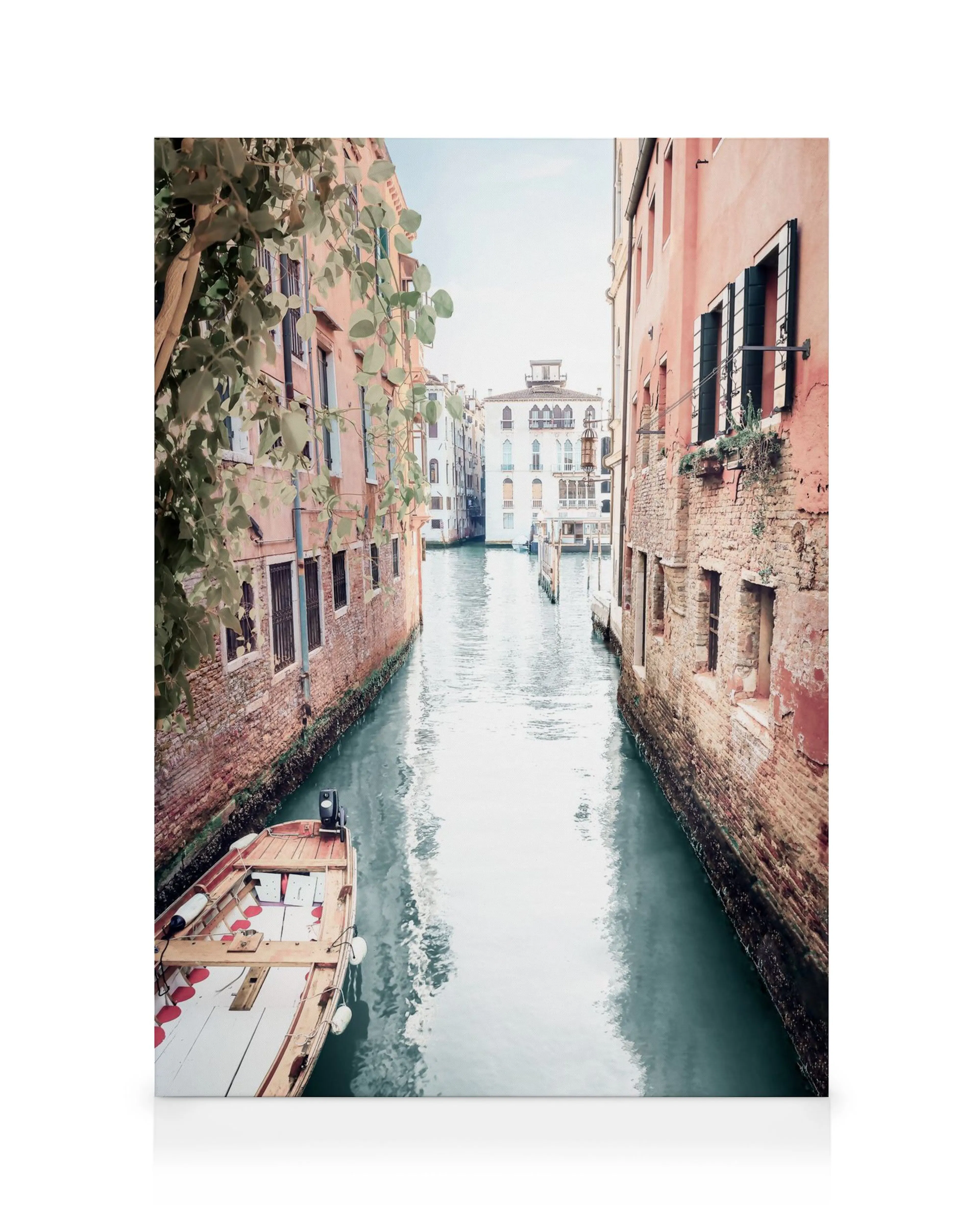 Stampa su tela con canale veneziano, edifici color mattone e barca, acqua blu, cielo chiaro.
