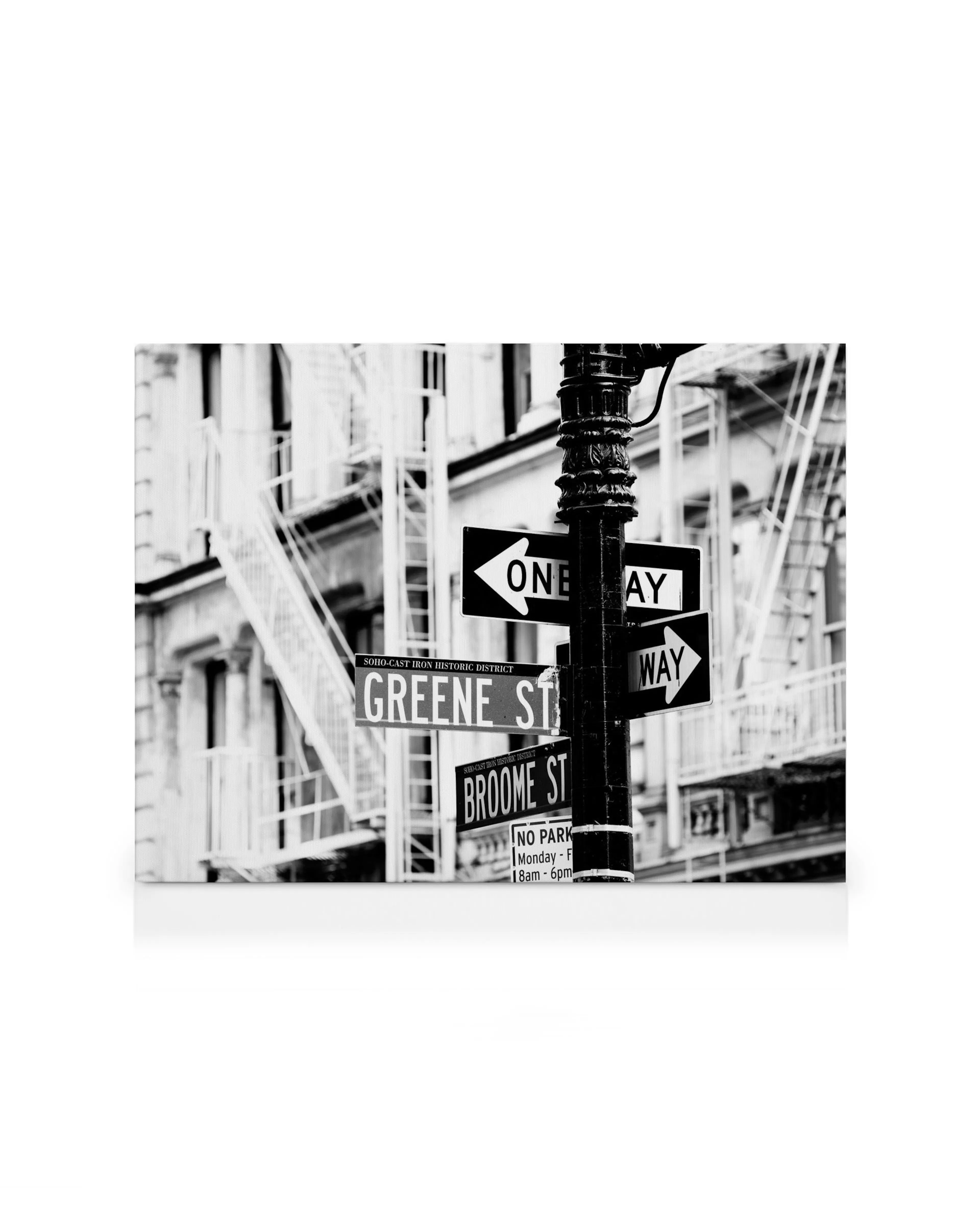 Schwarz-weiss Leinwandbild mit Strassenschildern Greene St, Broome St und One Way auf einem Laternenpfahl, New York City.