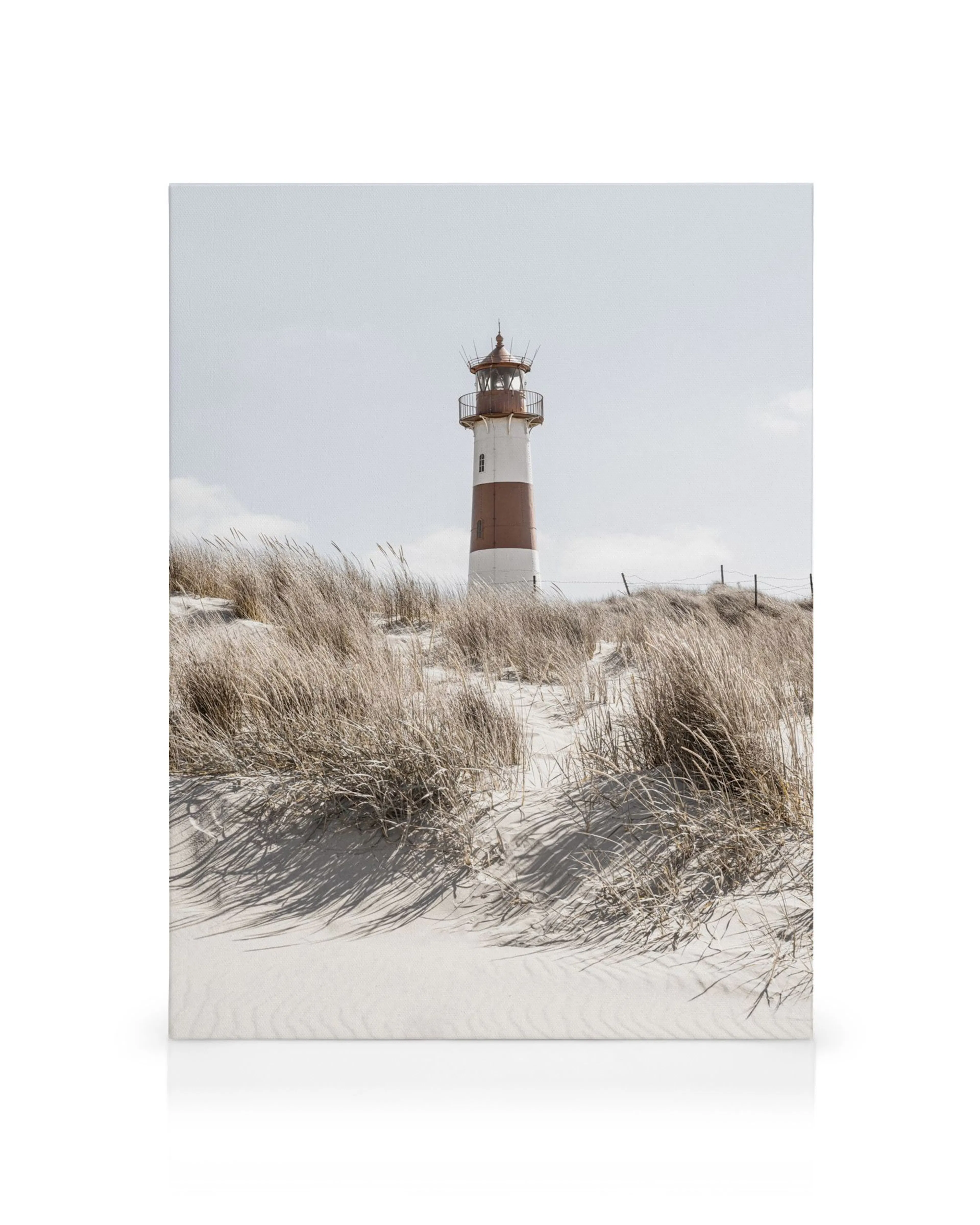 Rood-witte vuurtoren, duinlandschap met hoog gras en zand, canvas decoratie.