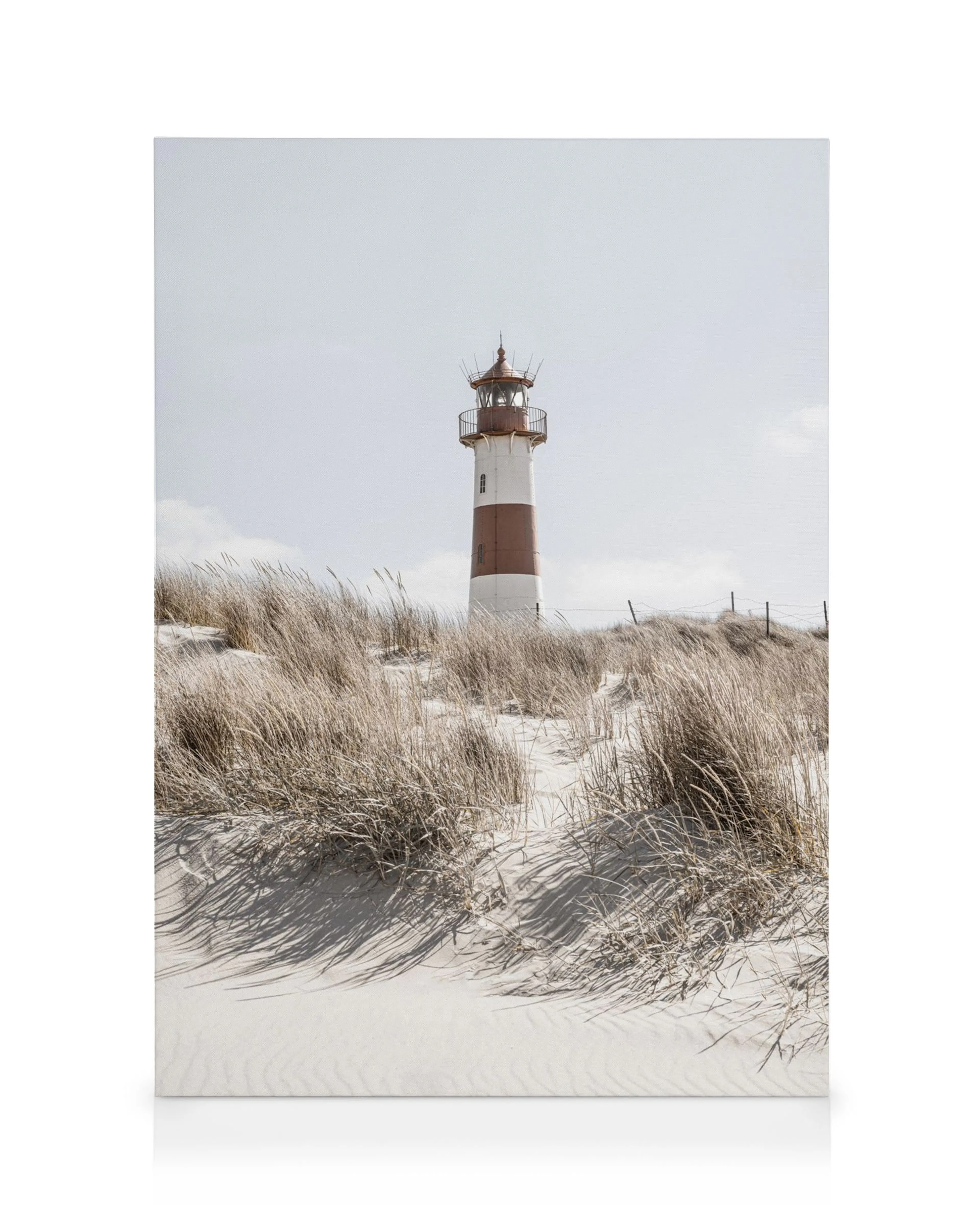 Fyr på klit med sand og tørre græsser, maritimt motiv på lærred.