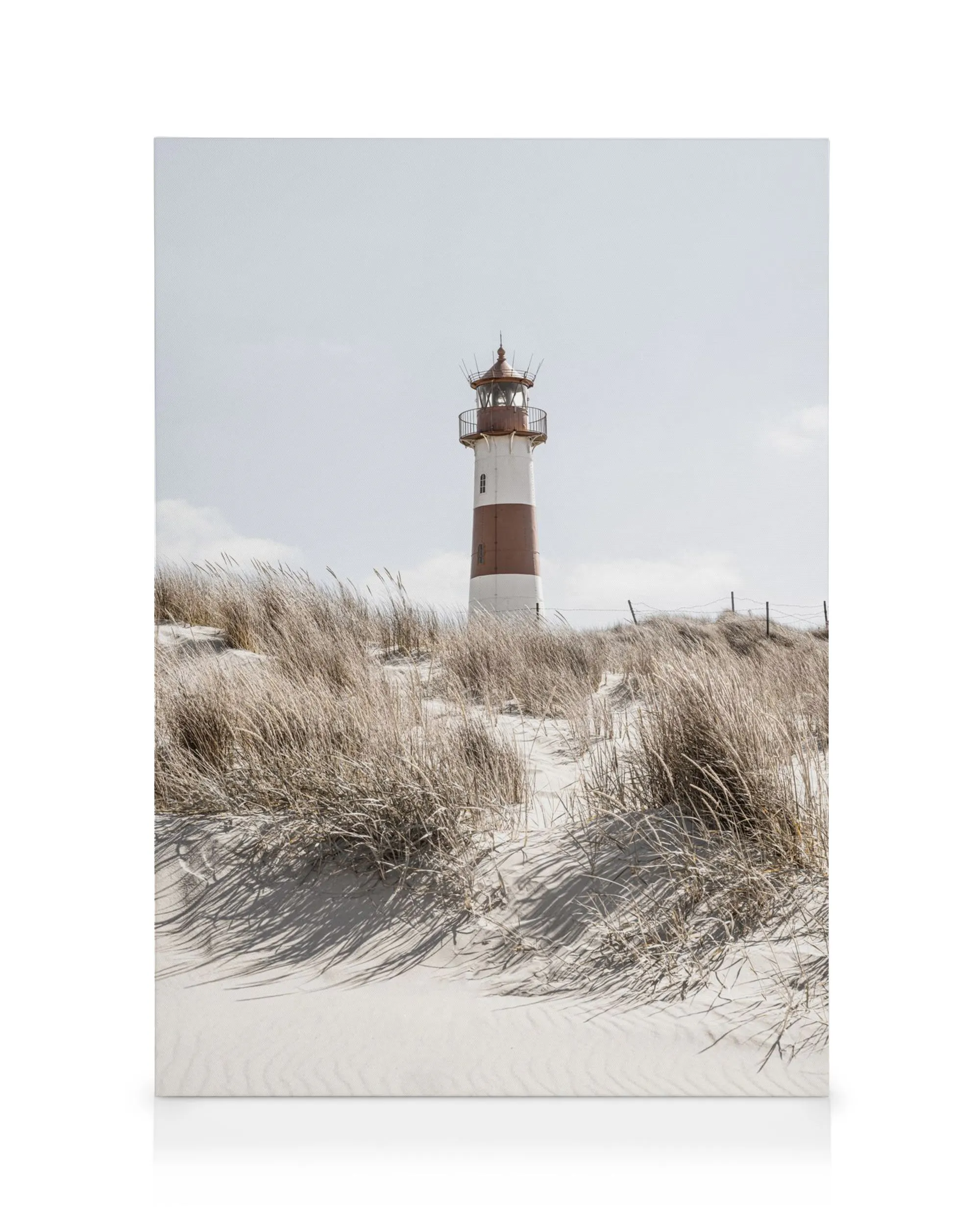 Canvas met rood-witte vuurtoren op duin, omringd door droog gras en zand