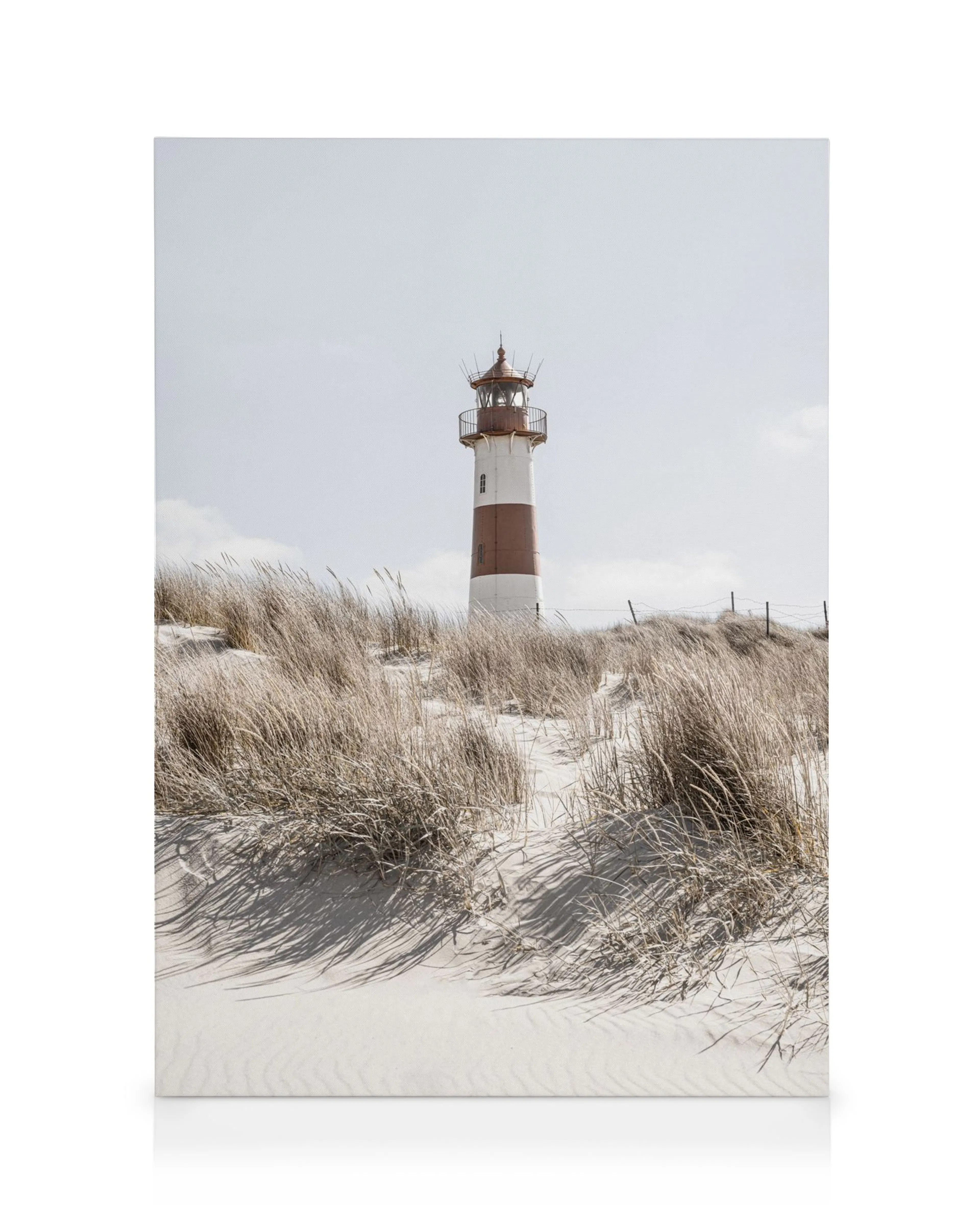 Canvas met rood-witte vuurtoren op duin, omringd door droog gras en zand