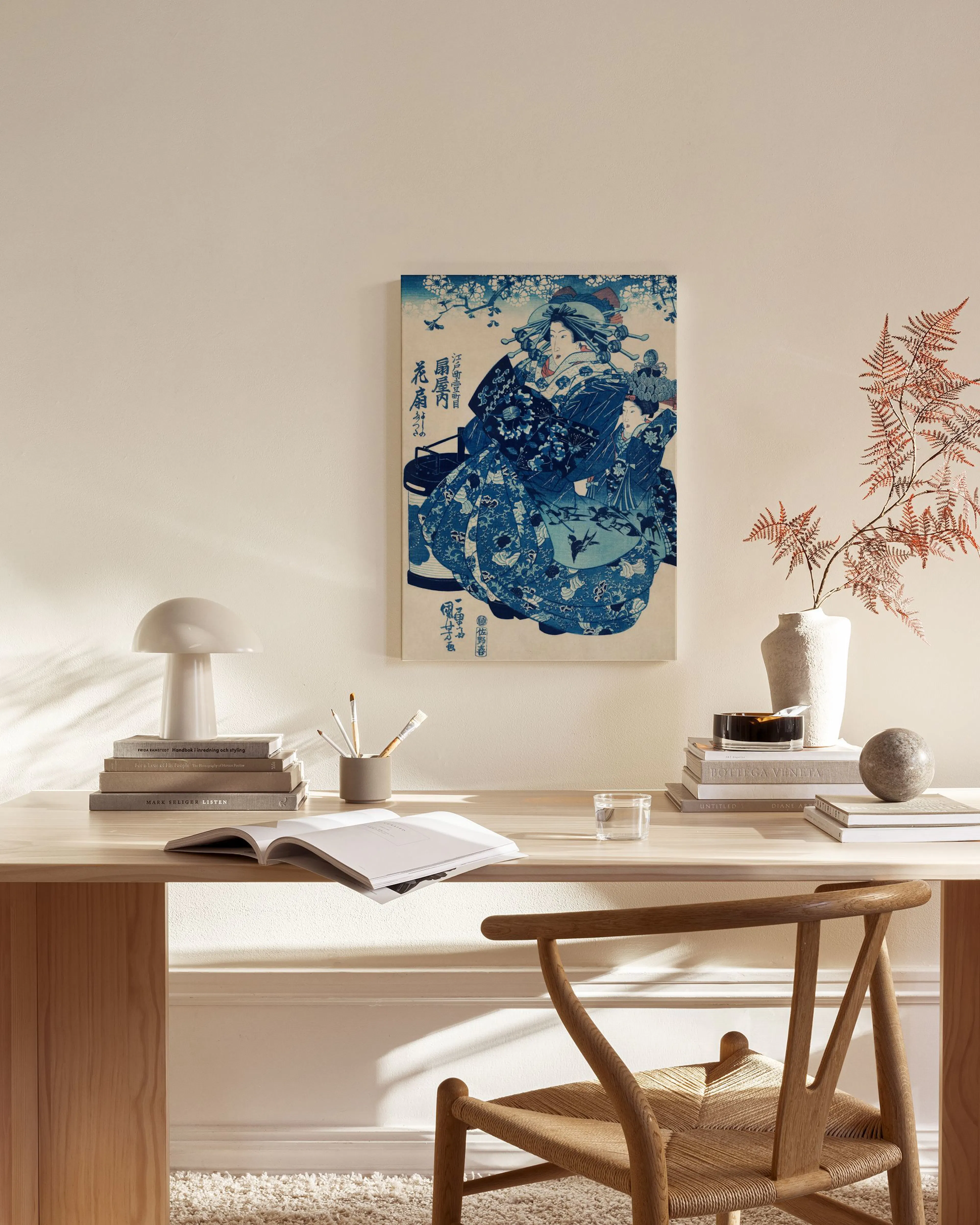 Canvas met blauwe Japanse houtsnede van een vrouw in kimono, hangend in een minimalistische woonkamer.