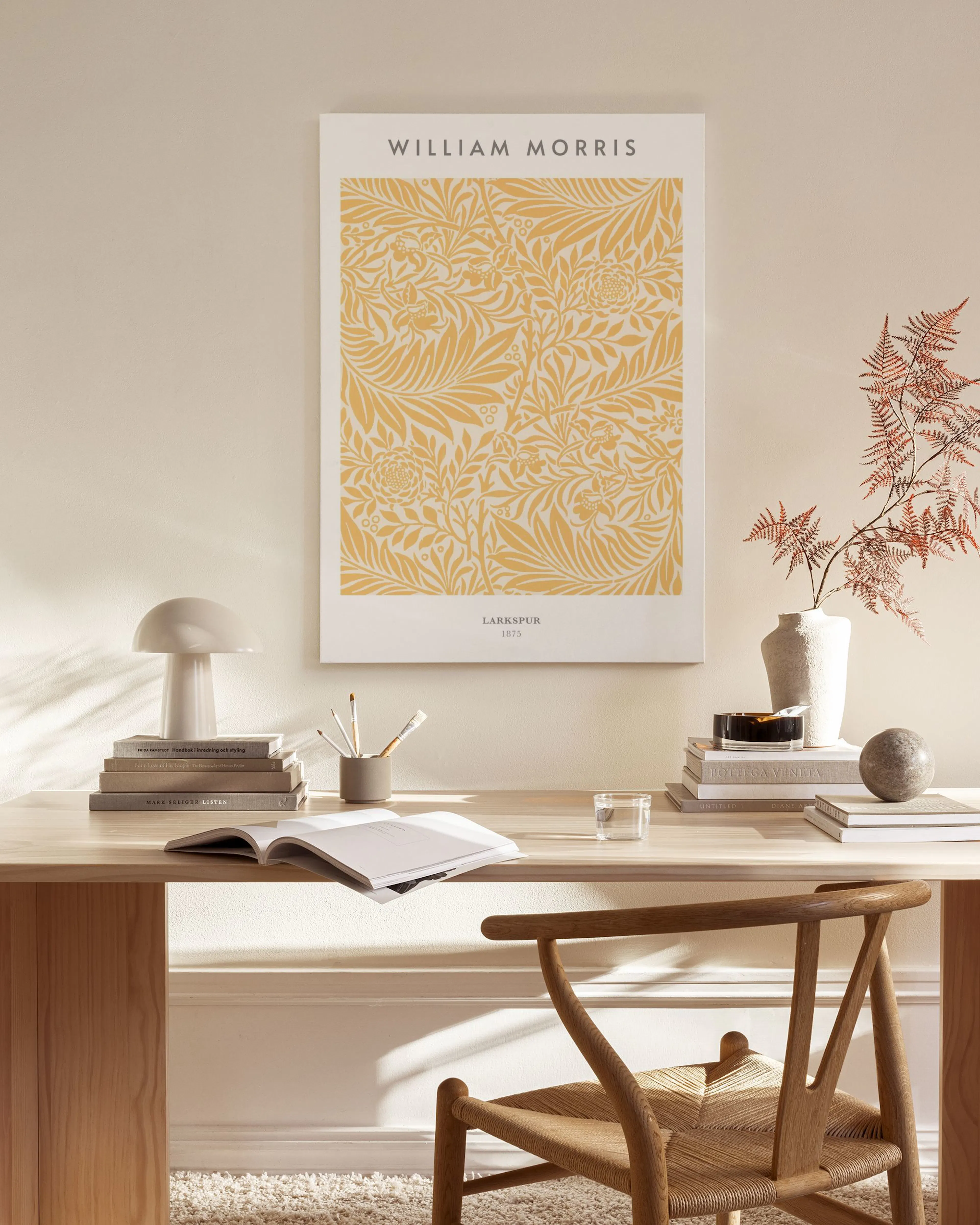Leinwandbild mit gelbem floralem Muster von William Morris in einem modernen Wohnzimmer über einem Sideboard.
