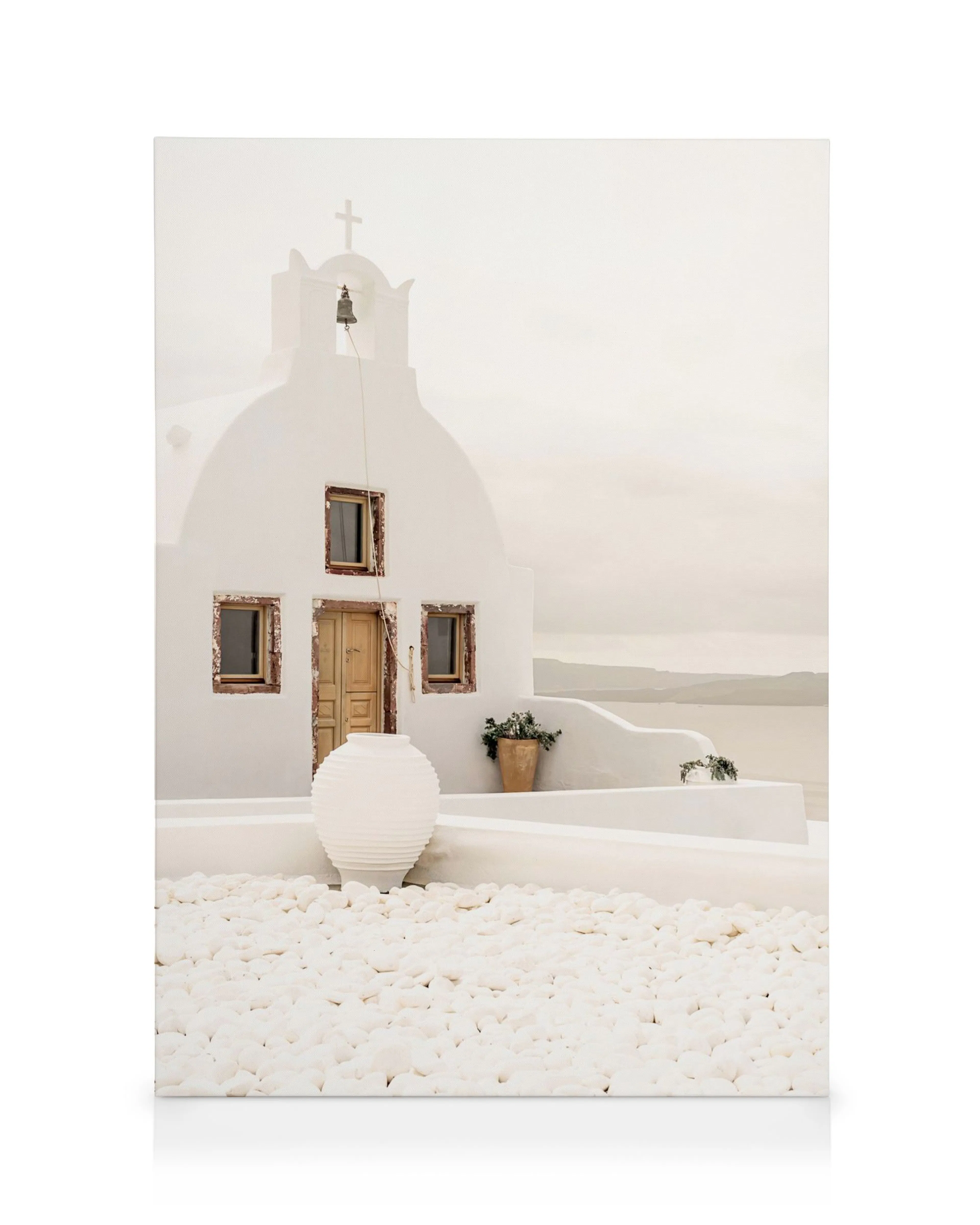 Lienzo de iglesia blanca Santorini con techo curvo, cruz, cielo azul, y plantas verdes