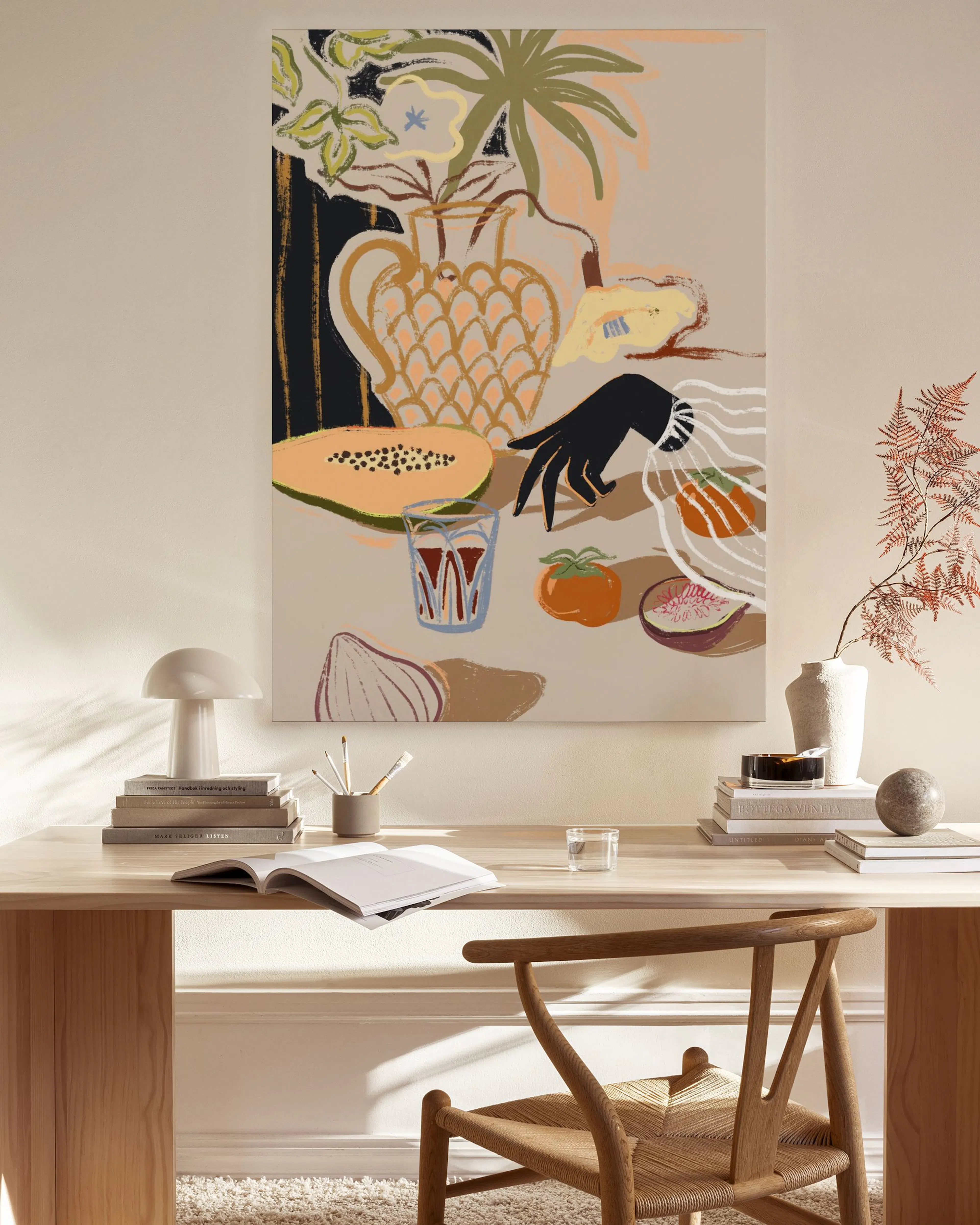 Toile murale tropicale aux couleurs pastel, représentant des fruits et plantes, accrochée dans un salon moderne.