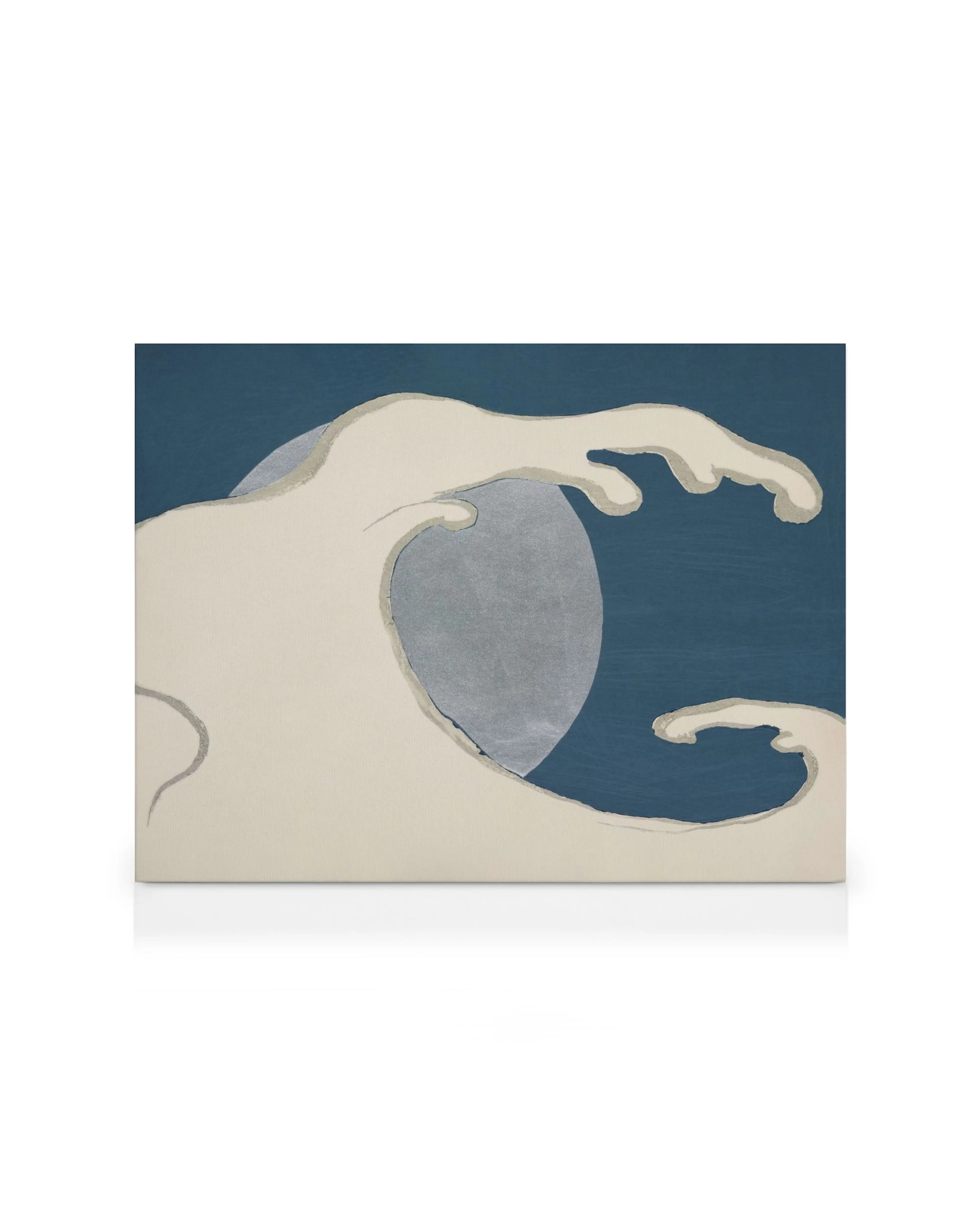 Toile stylisée, vague beige et grise sur fond bleu foncé, avec un grand cercle gris évoquant le soleil.