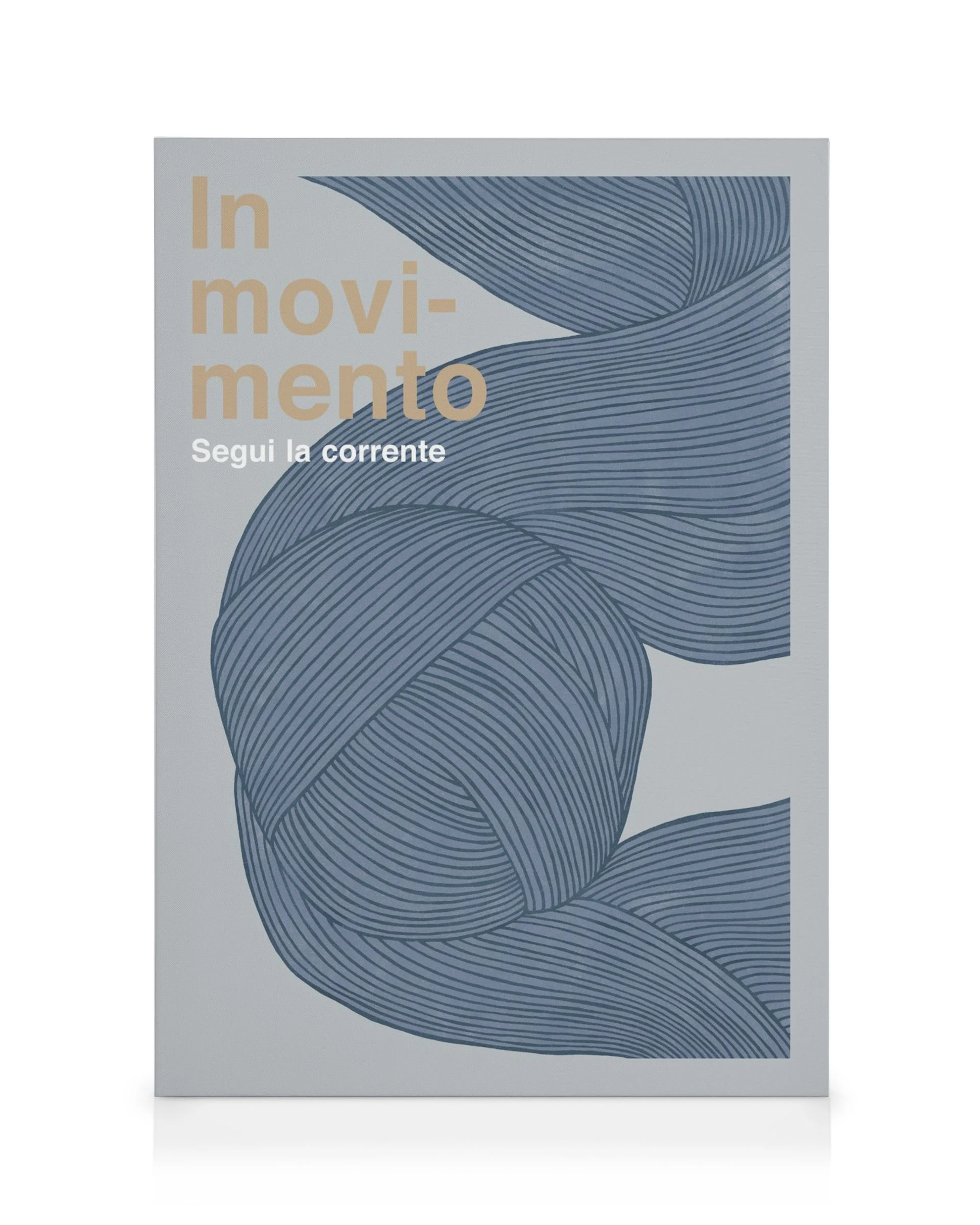 Lærred med blå og grå bølgende linjer, der danner knuder og mønstre. Teksten In movimento og Segui la corrente er i beige.