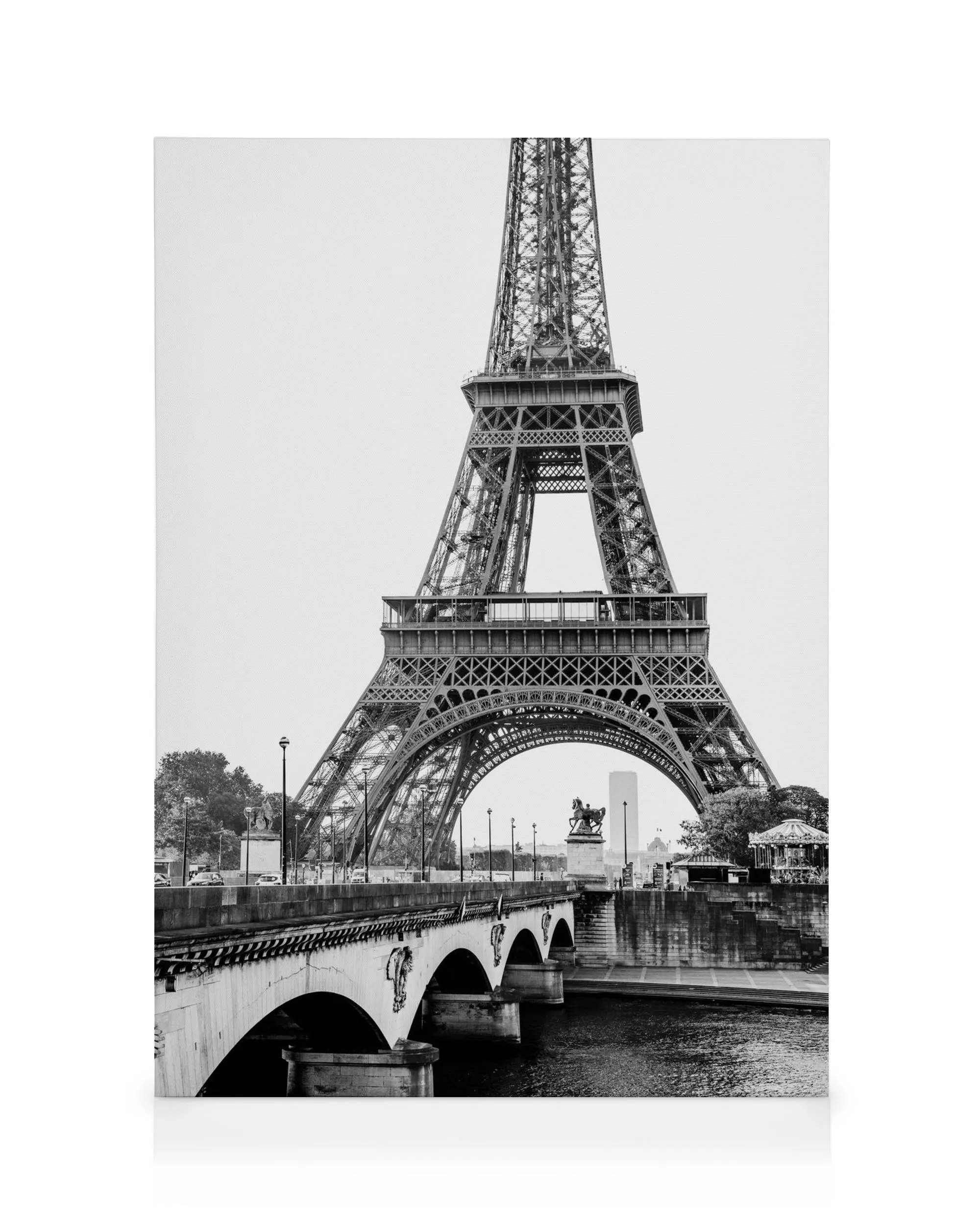 Schwarz-weißes Leinwandbild des Eiffelturms und der Jena-Brücke in Paris mit dem Fluss Seine im Vordergrund.