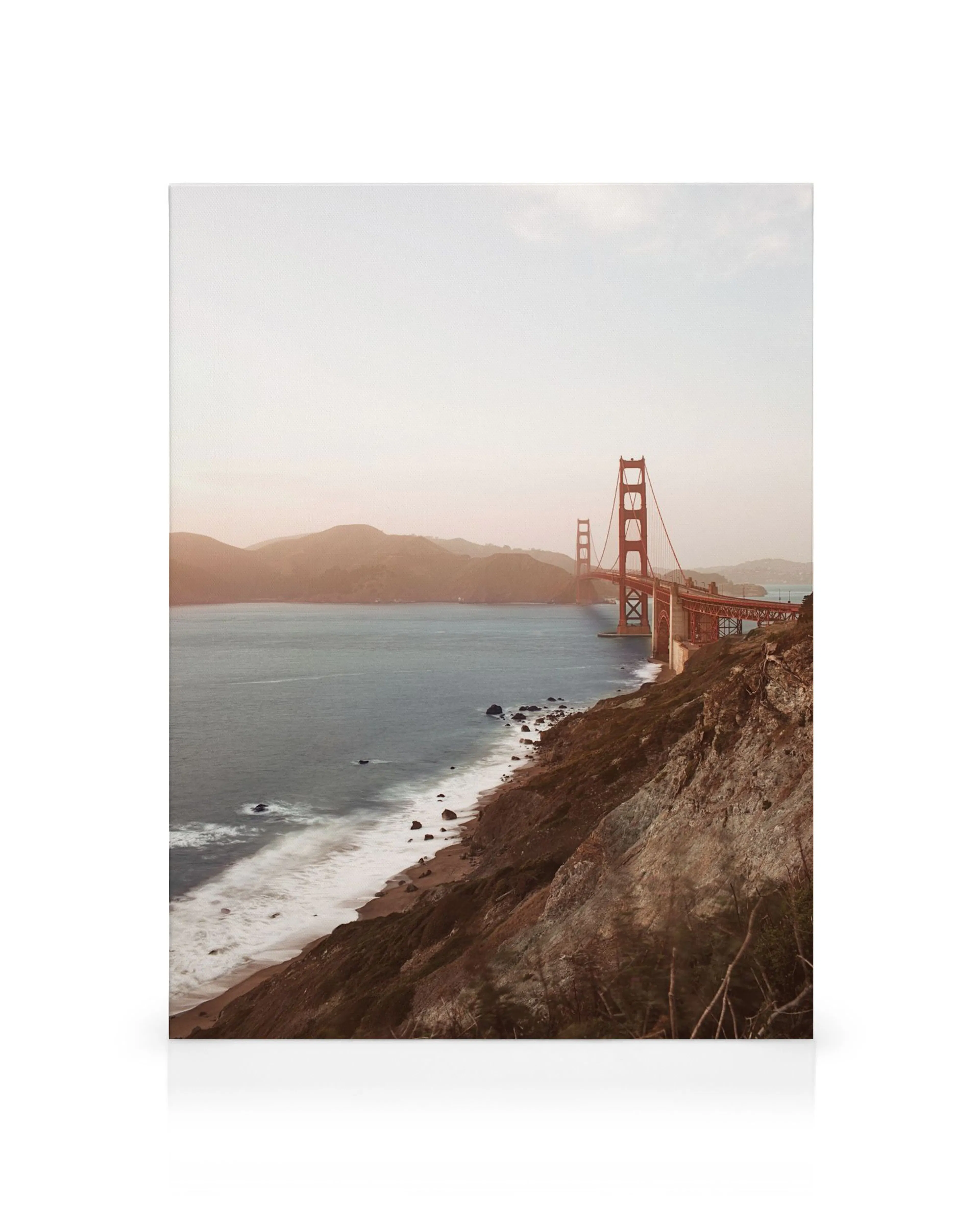 Golden Gate -kanvaasi, jossa on kuuluisa oranssi silta meren ja rannikon yllä sumuisessa maisemassa.