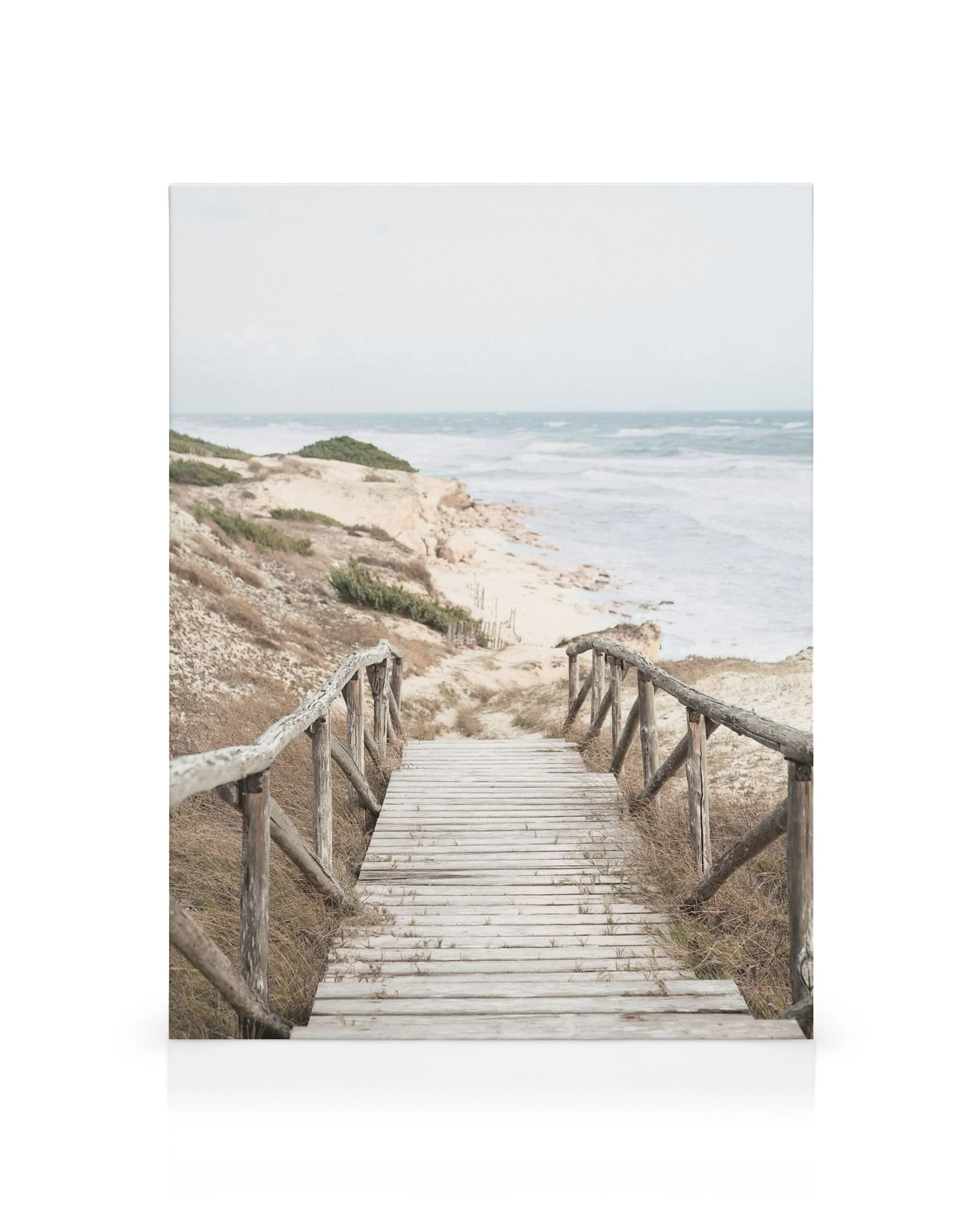 Houten strandpromenade canvas, beige duinen en ruige zee. Hamptons strand thema, kustlandschap.