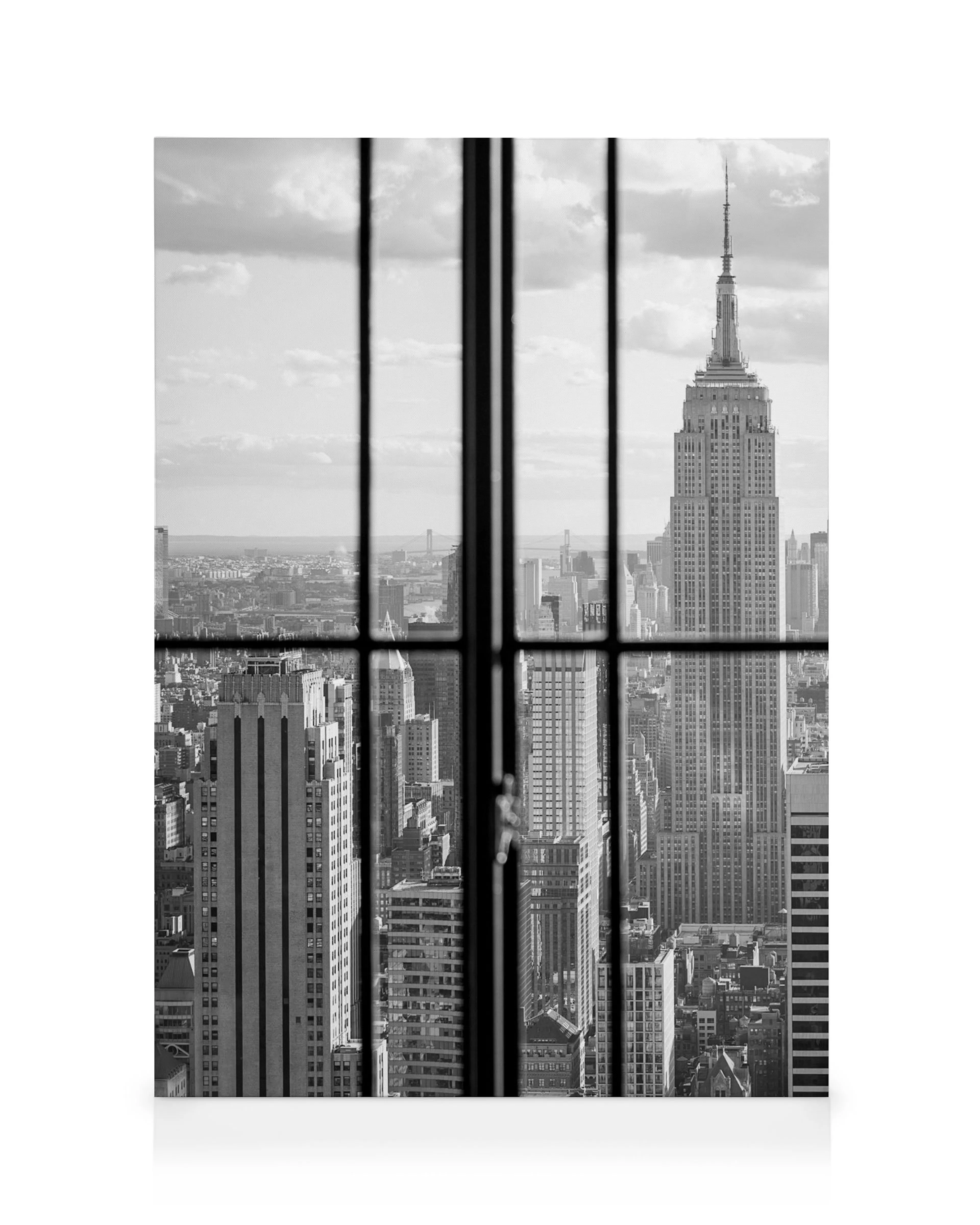 Zwart-wit canvas van Manhattan skyline door raam, Empire State Building, bewolkte lucht