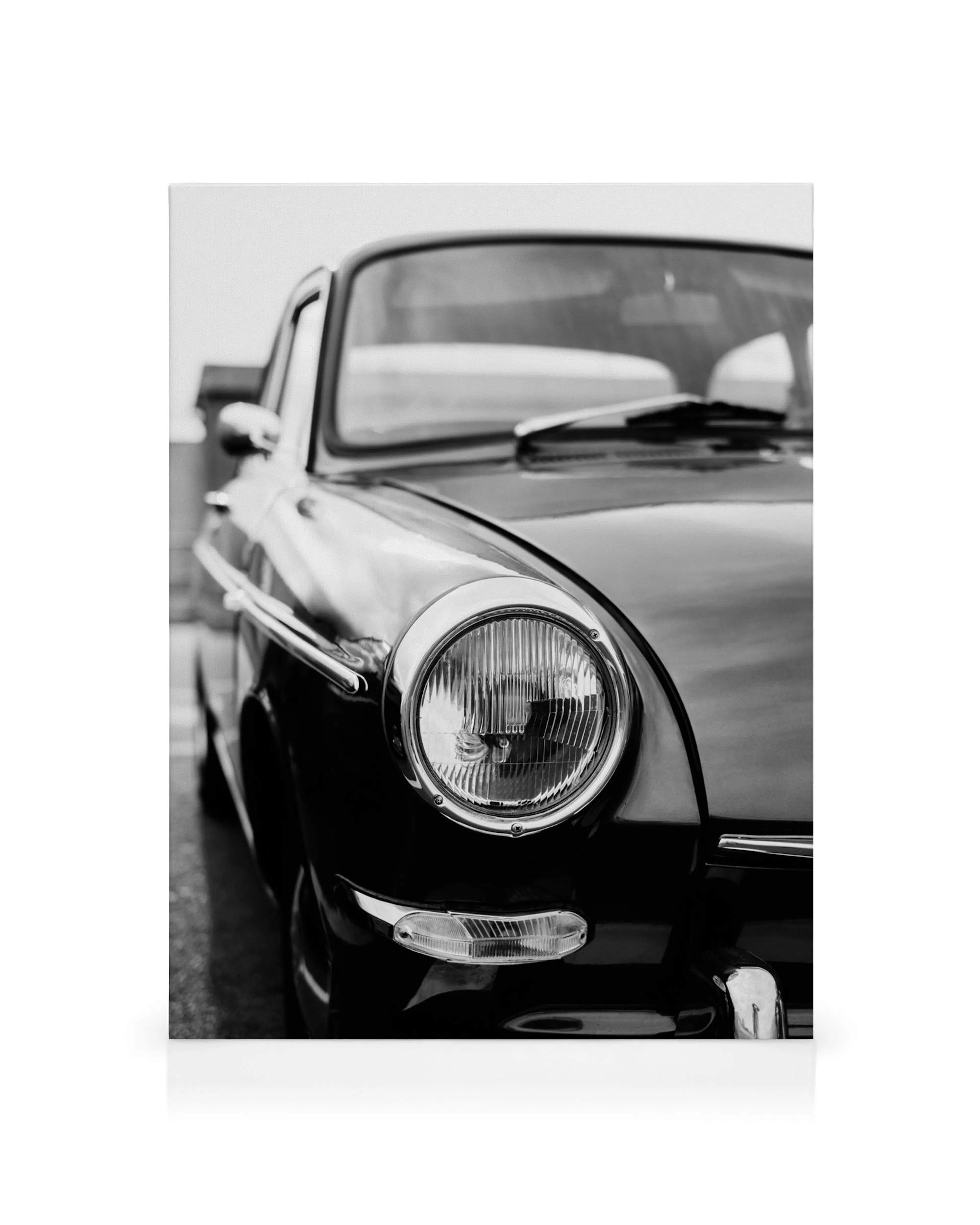 Sort-hvidt fotografi af en klassisk bil, forlygten i fokus. Vintage bil, moderne print.