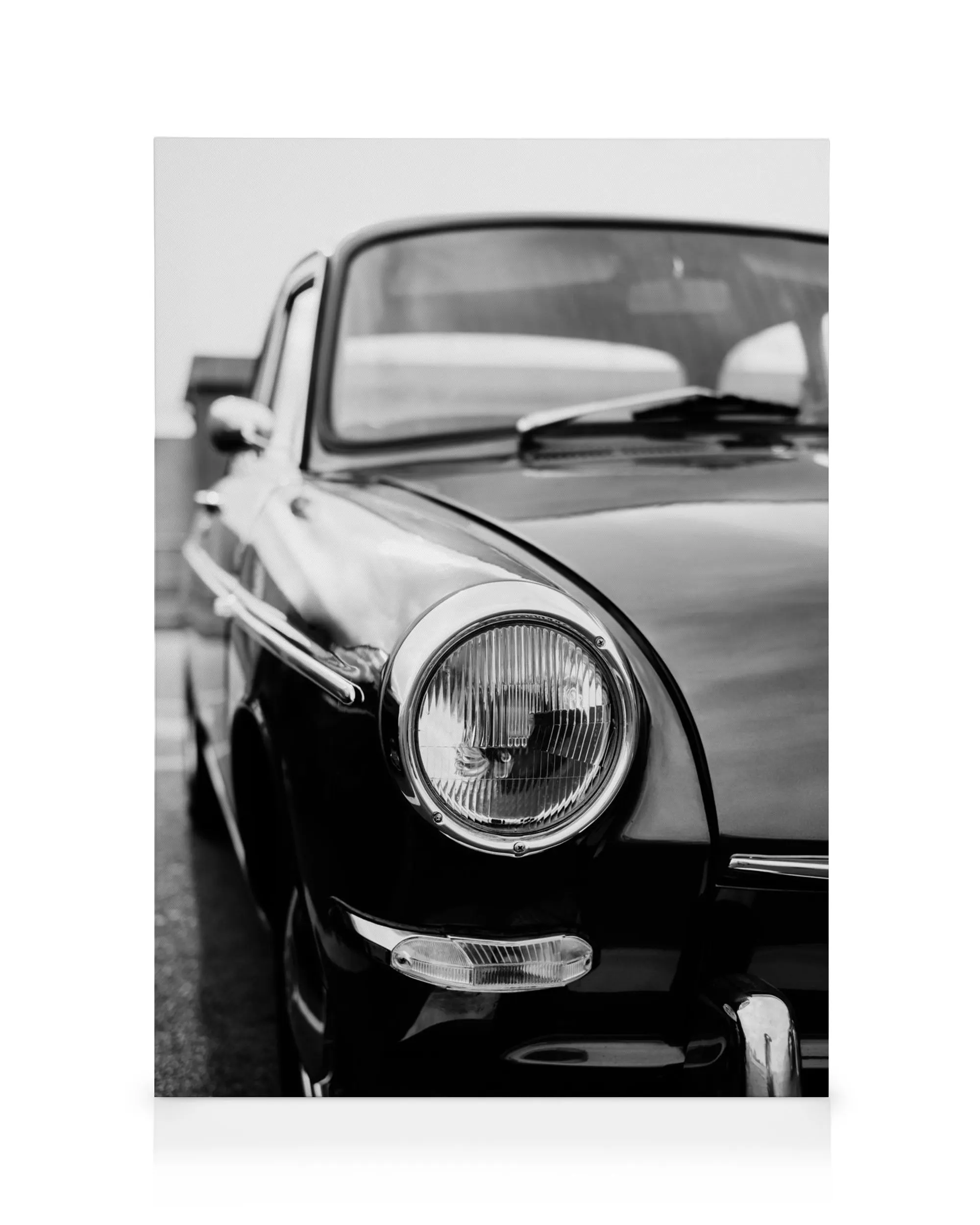 Zwart-wit canvas van een klassieke vintage auto met ronde koplamp, bumper en chromen accenten, voor muurdecoratie.