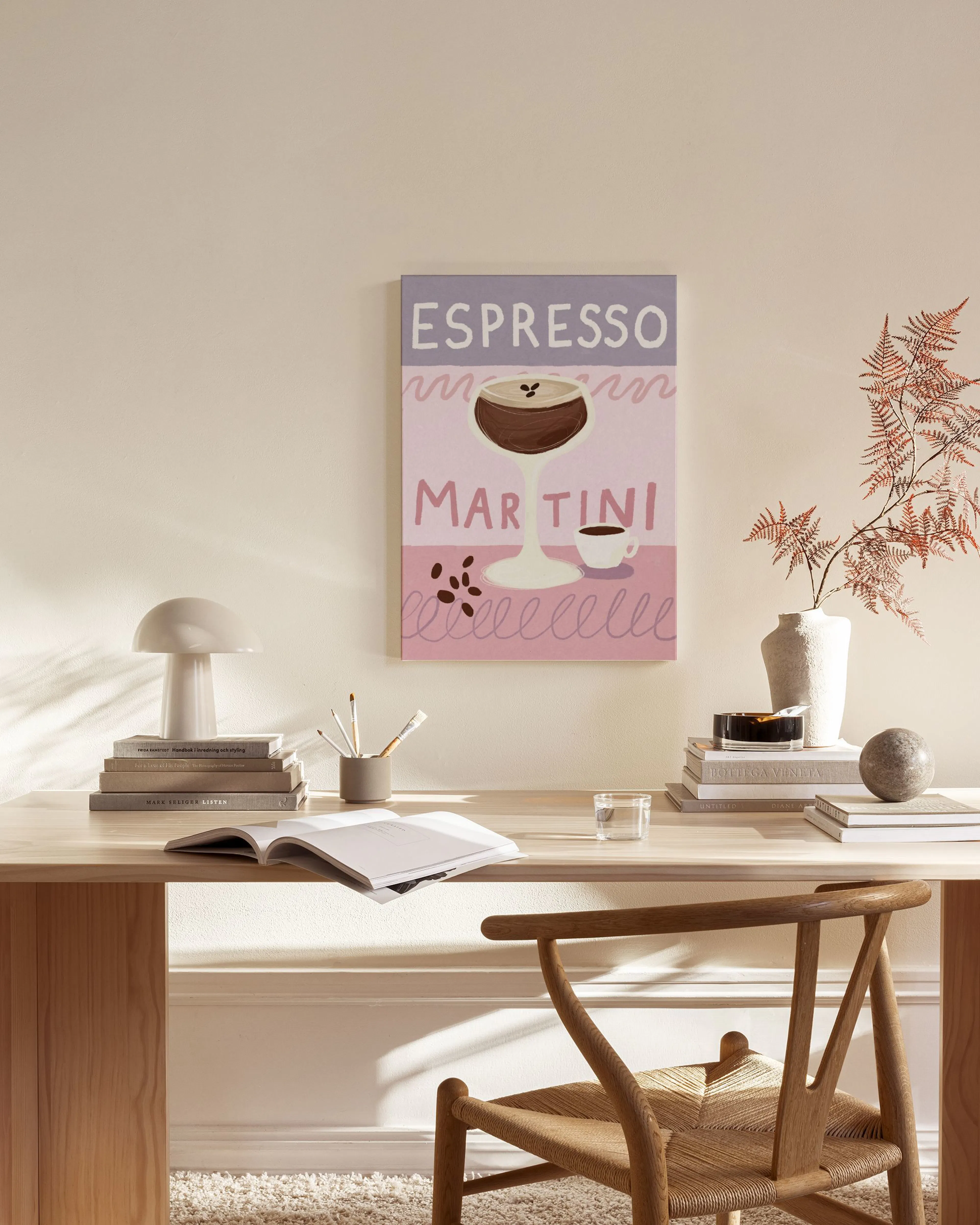 Lienzo de cóctel Espresso Martini con granos de café, texto y una taza, colgado en una sala de estar moderna sobre un mueble de 