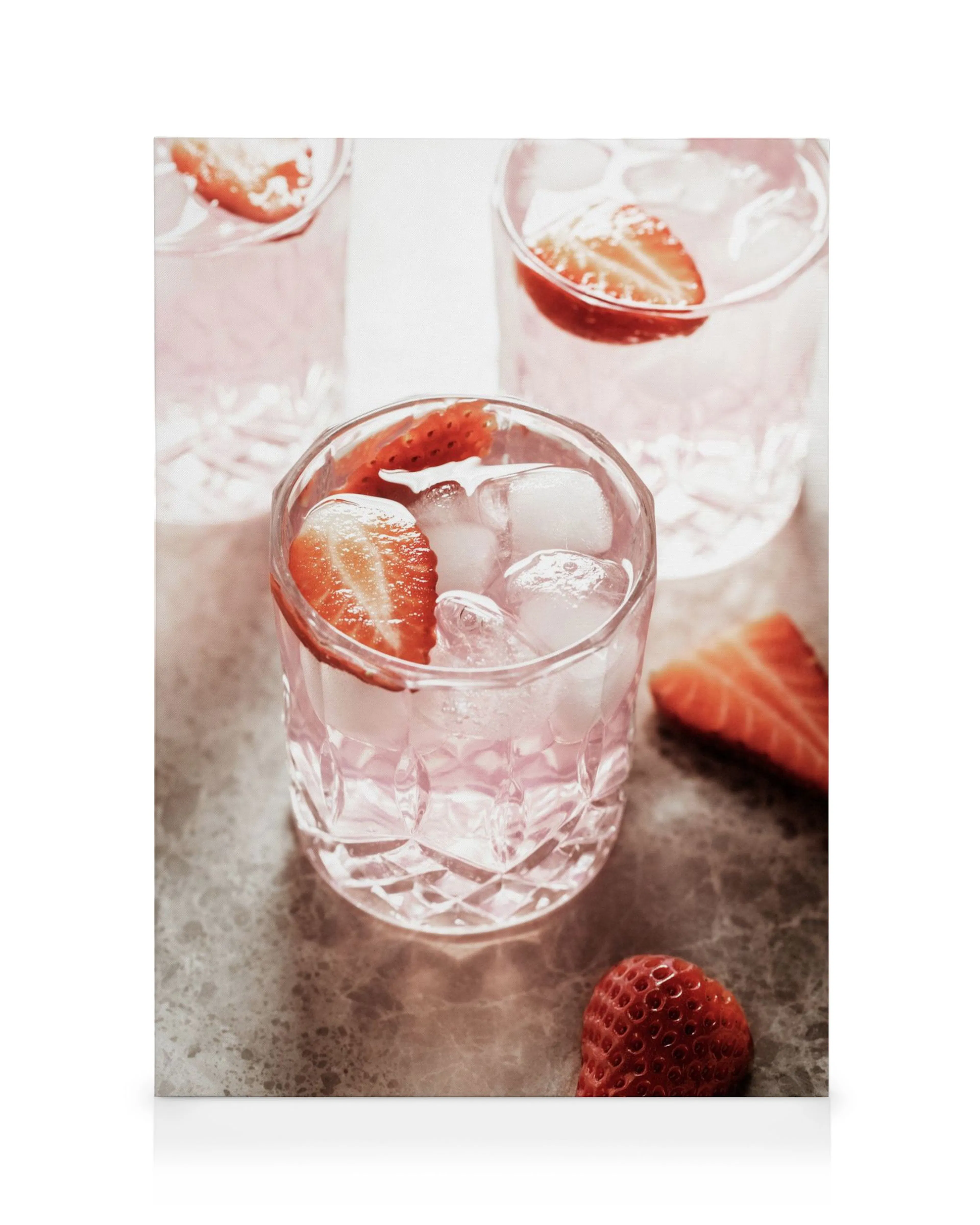Lienzo de bebidas de fresa en vasos de hielo sobre superficie brillante, arte de lienzo de fresa para pared.