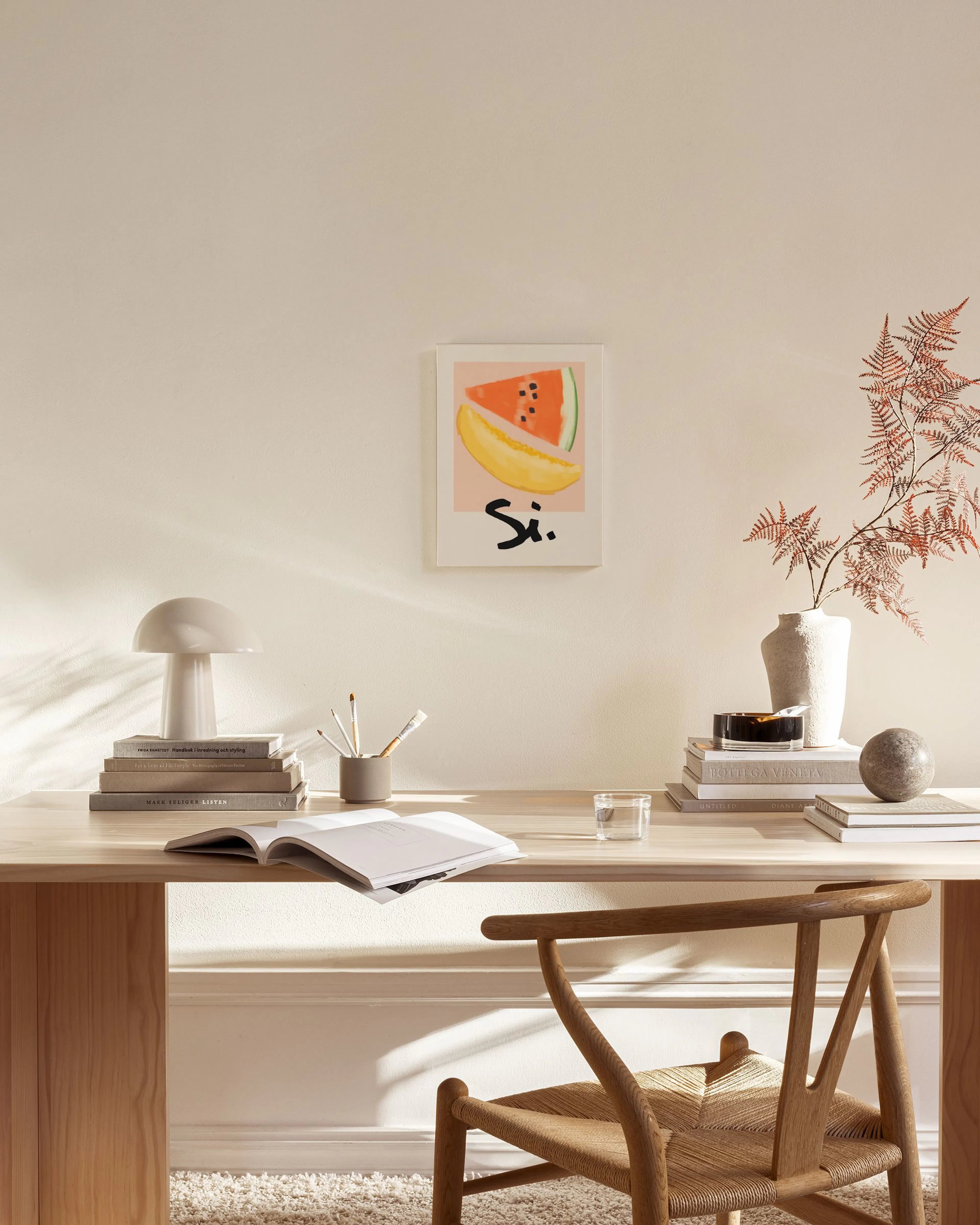 Leinwandbild mit Wassermelone und Banane in Pastellfarben, hängt in einem hellen Wohnzimmer über einem Sideboard.
