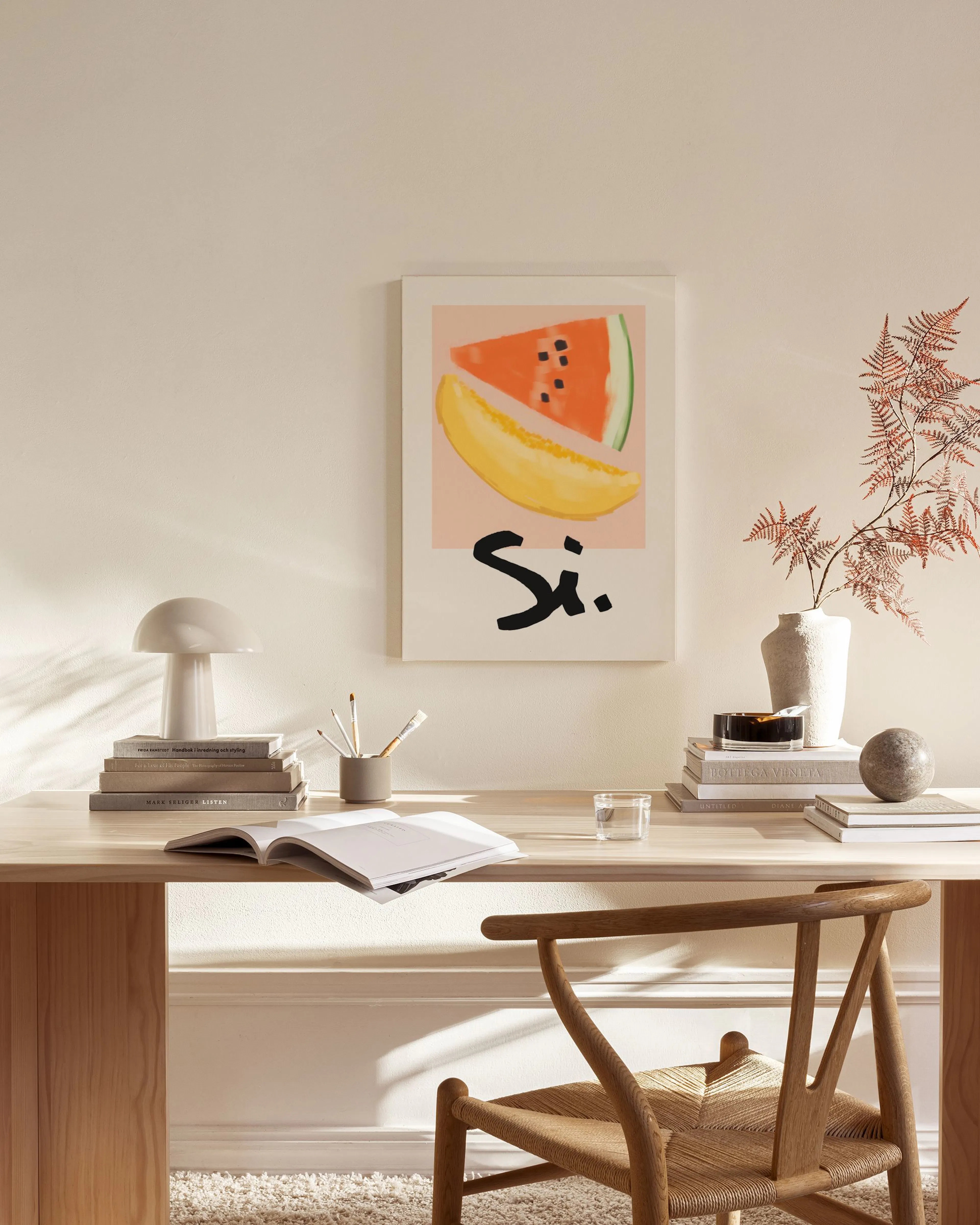 Lienzo con una rodaja de sandía roja y melón amarillo, y la palabra Sí. en negro, colgado en una sala moderna.