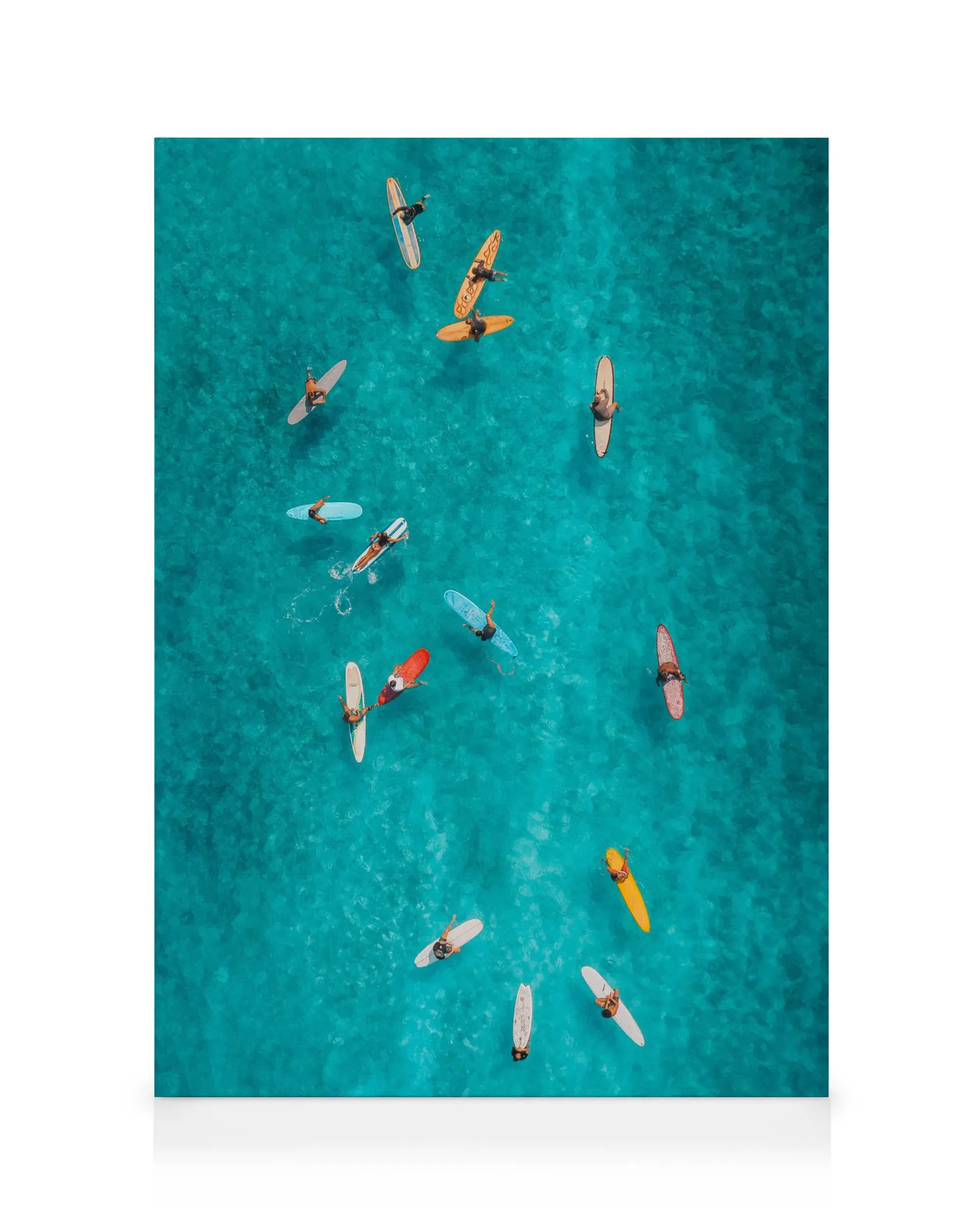 Flygfoto av stand up paddle board-åkare på turkost vatten, ett strandmotiv som skapar lugn och ro.