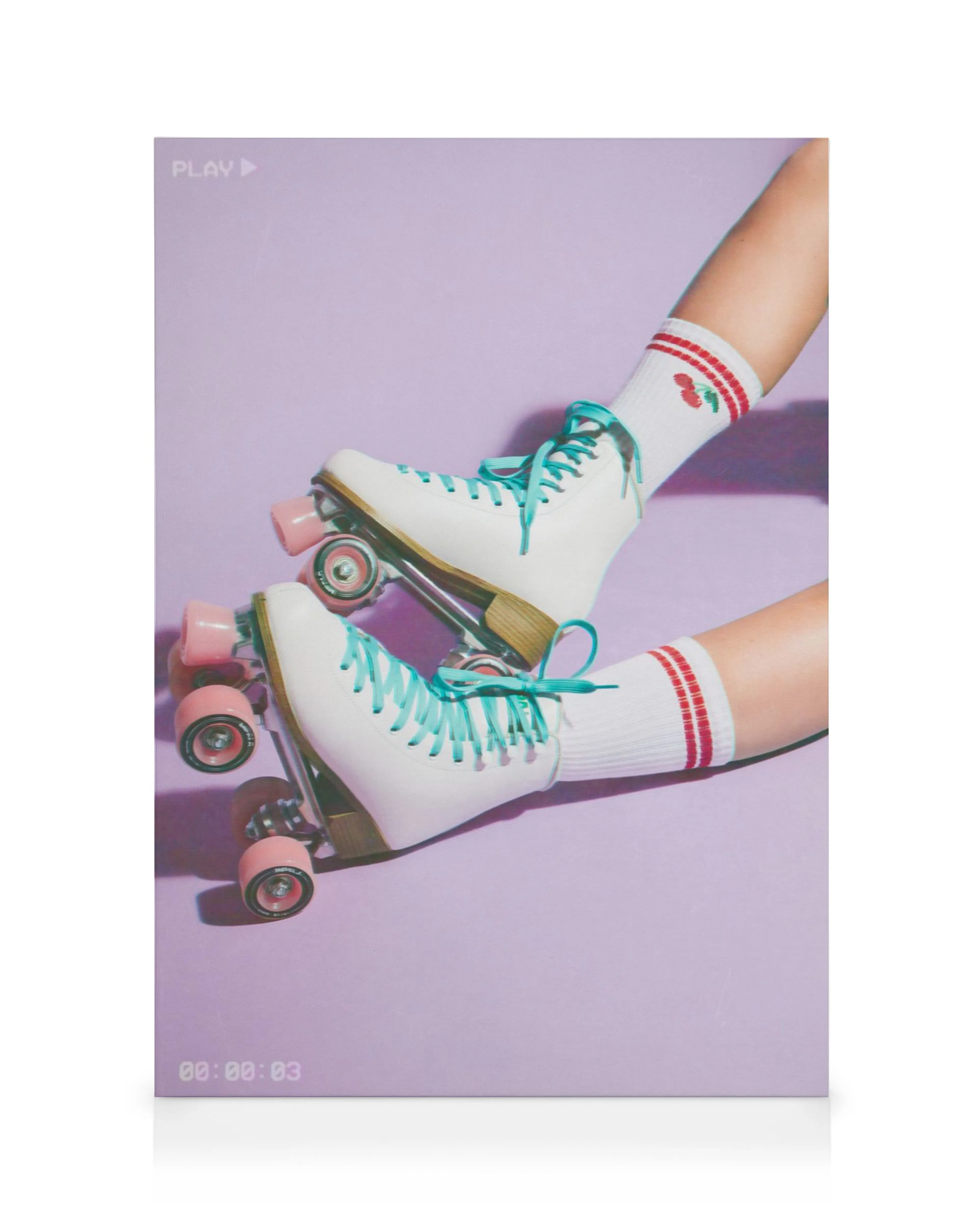 Lienzo de patines blancos con ruedas rosas y cordones turquesas sobre fondo morado, con icono de reproducción.