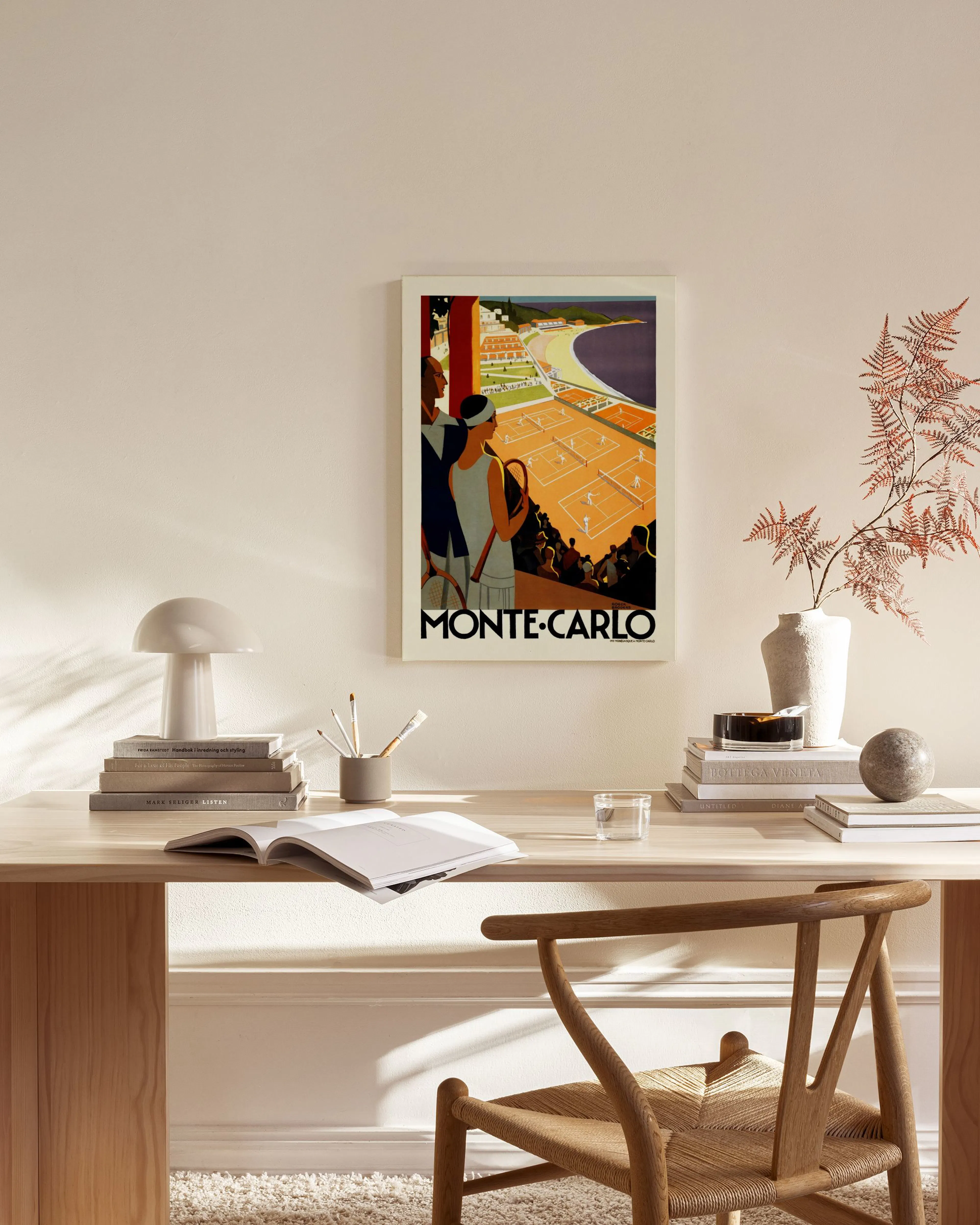 Canvastavla med retro poster av Monte Carlo tennisturnering, hängandes i ett ljust vardagsrum ovanför en mediabänk.