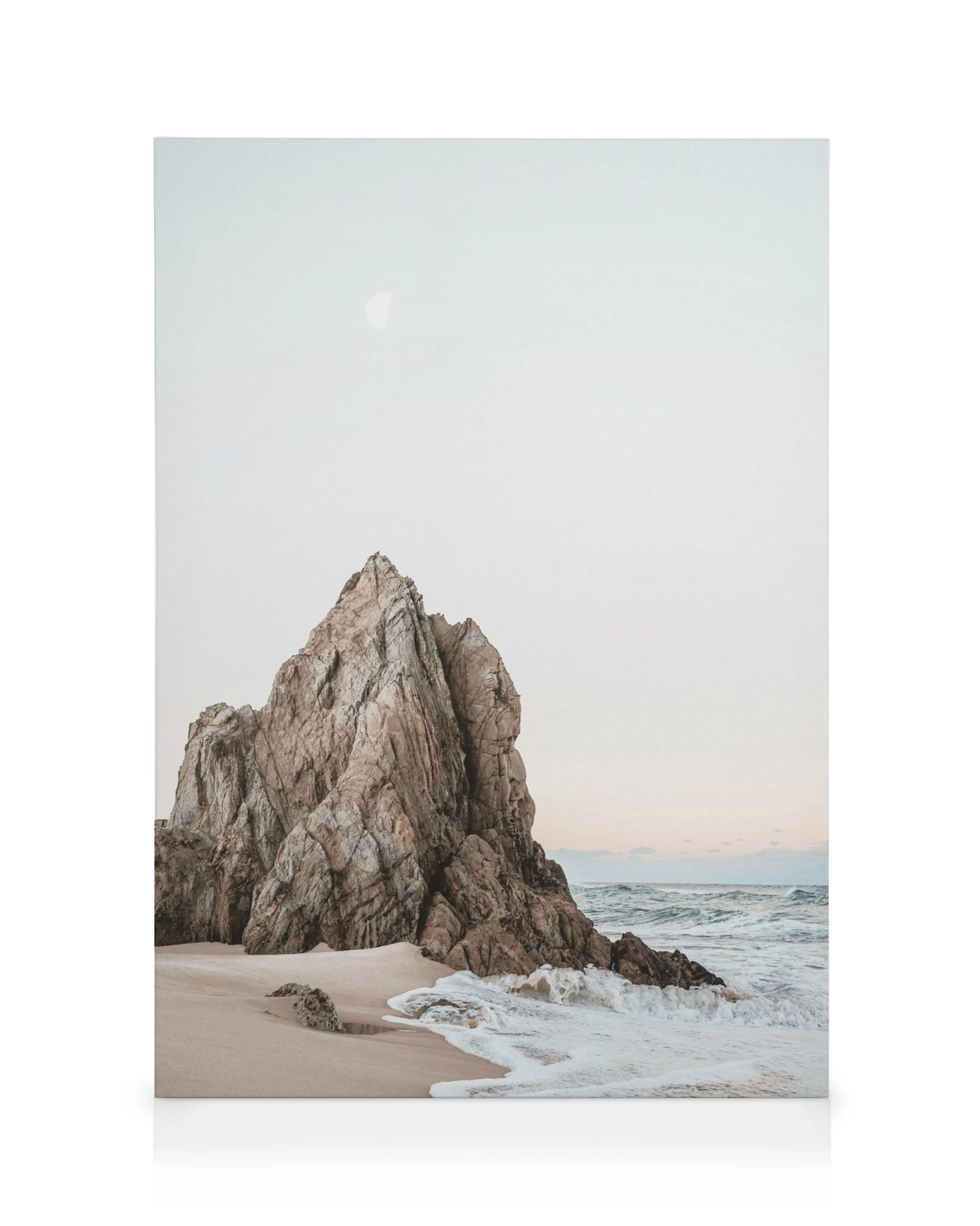 Leinwandbild: Großer Felsen am Sandstrand mit Mond und Wellen in Beige- und Grautönen, Wandkunst