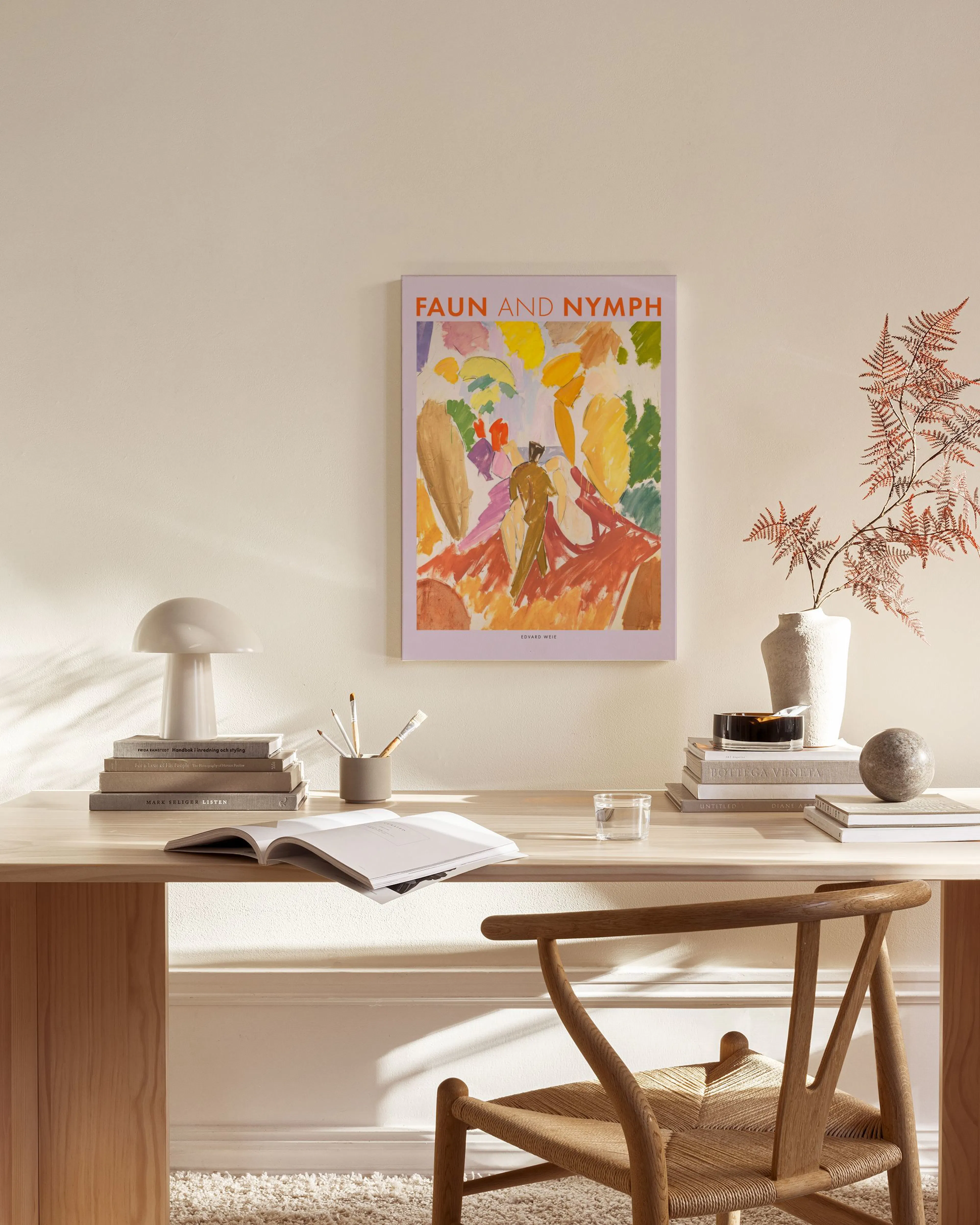Lienzo de arte abstracto con figuras coloridas, en tonos pastel de morado, amarillo, rojo y verde, colgando en una sala de estar