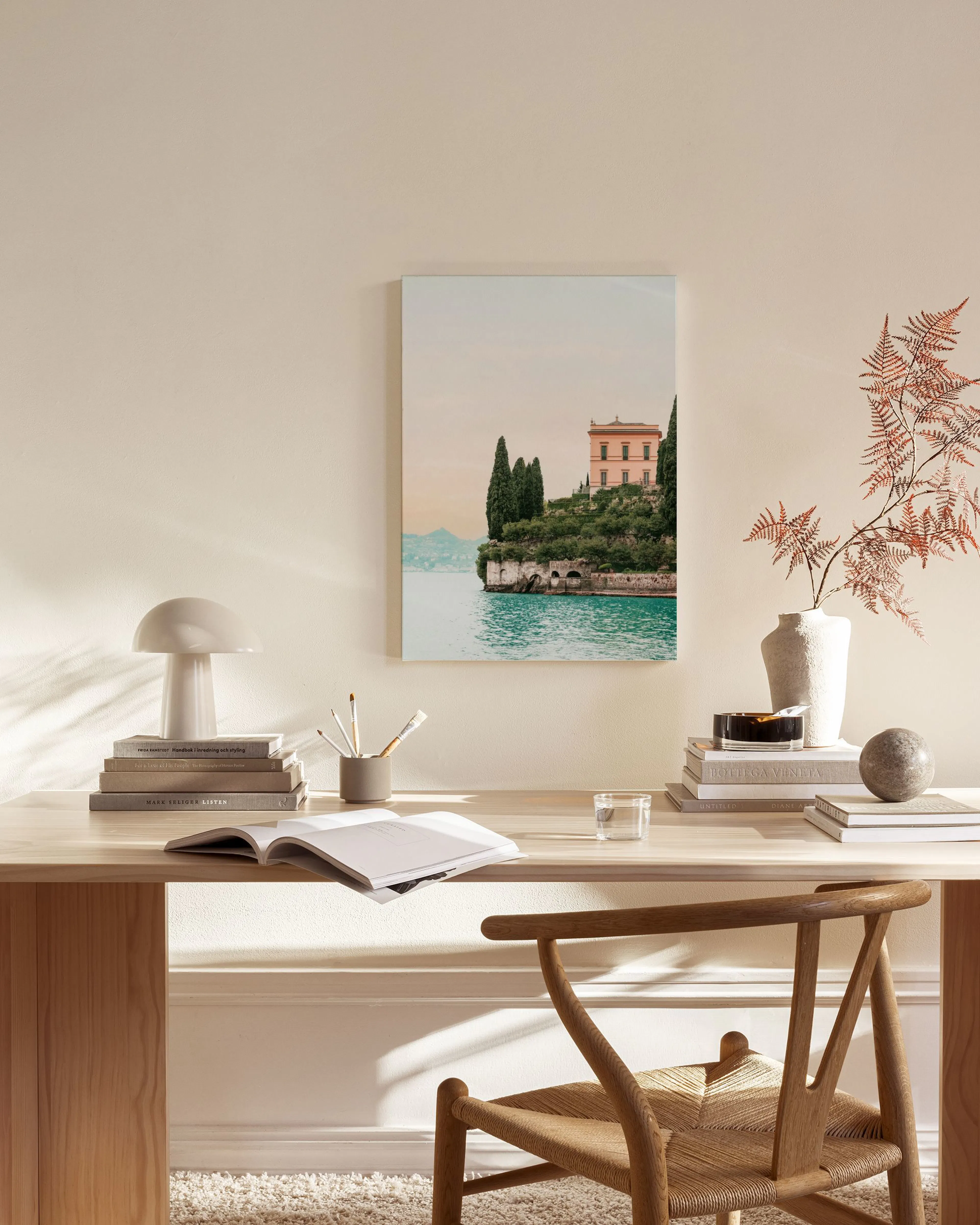 Lienzo de una villa italiana sobre un acantilado verde con cipreses junto a un lago azul verdoso, colgado en una sala de estar m