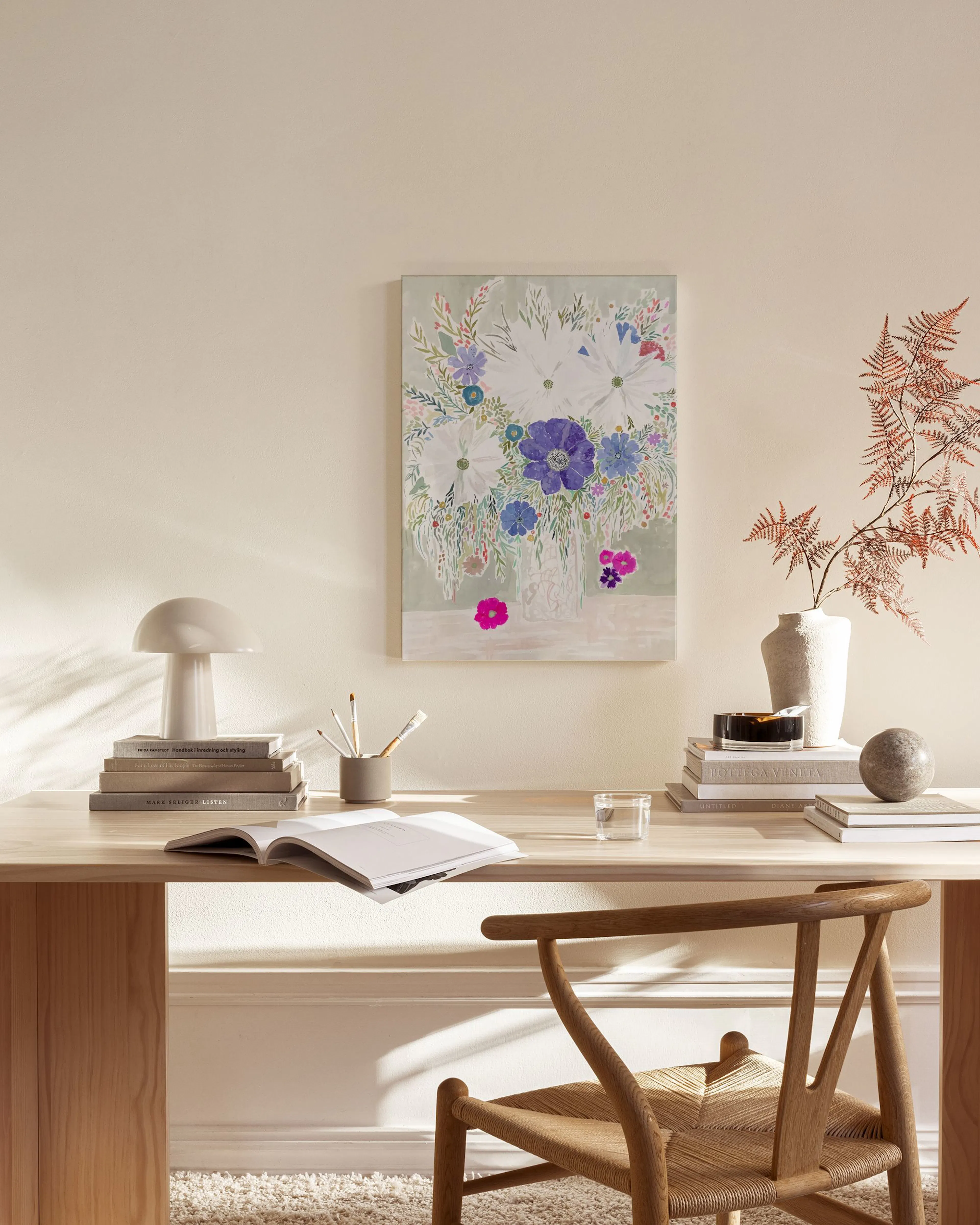 Toile florale aux fleurs blanches, violettes et bleues, suspendue au-dessus dun banc en bois dans un salon moderne.