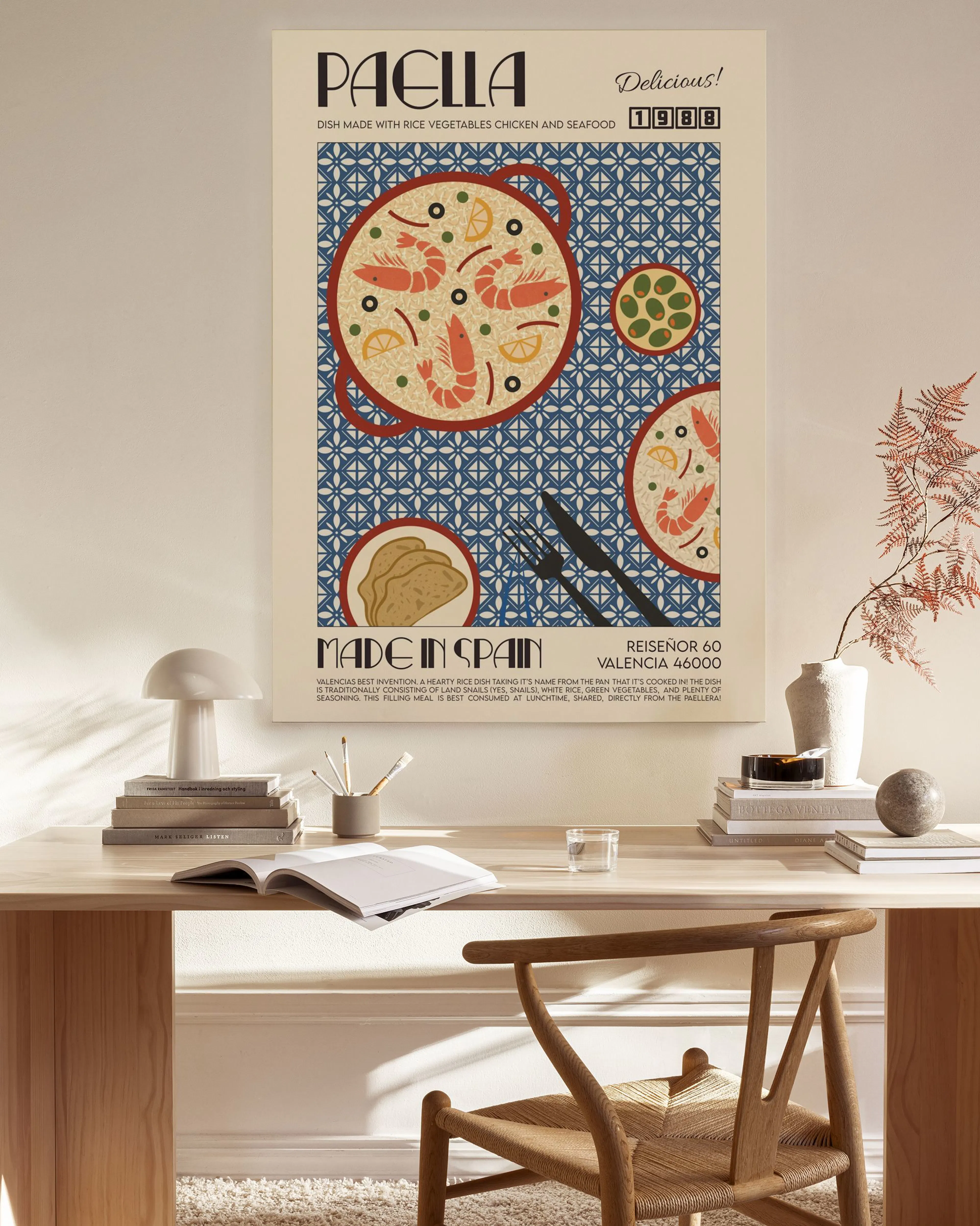 Leinwandbild mit Paella-Rezept im Vintage-Stil, mit Paella-Pfanne, Oliven und Brot auf blau-weißem Muster.