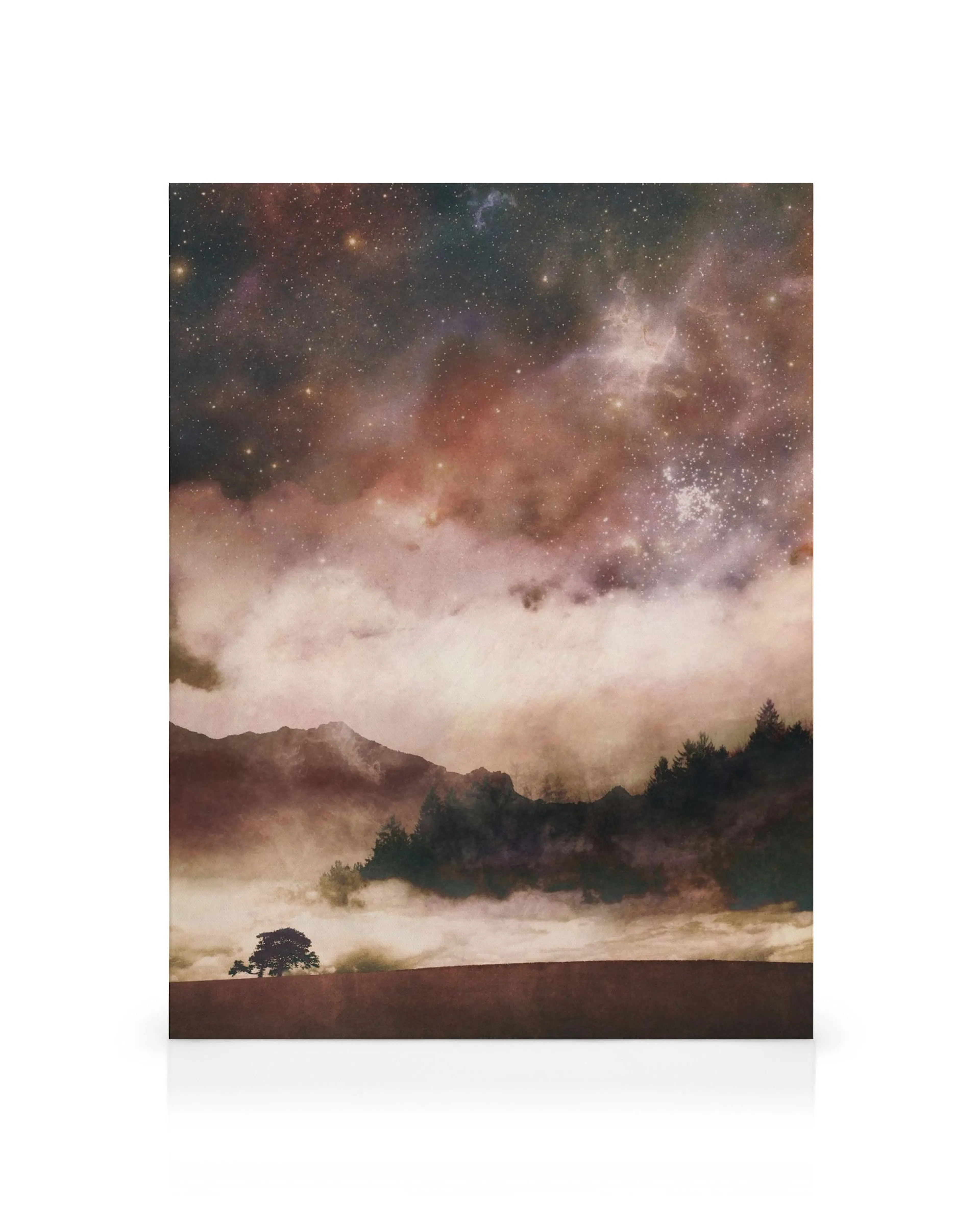 Leinwanddruck einer nächtlichen Gebirgslandschaft mit leuchtendem Nachthimmel, Sternen und rosa Wolken.