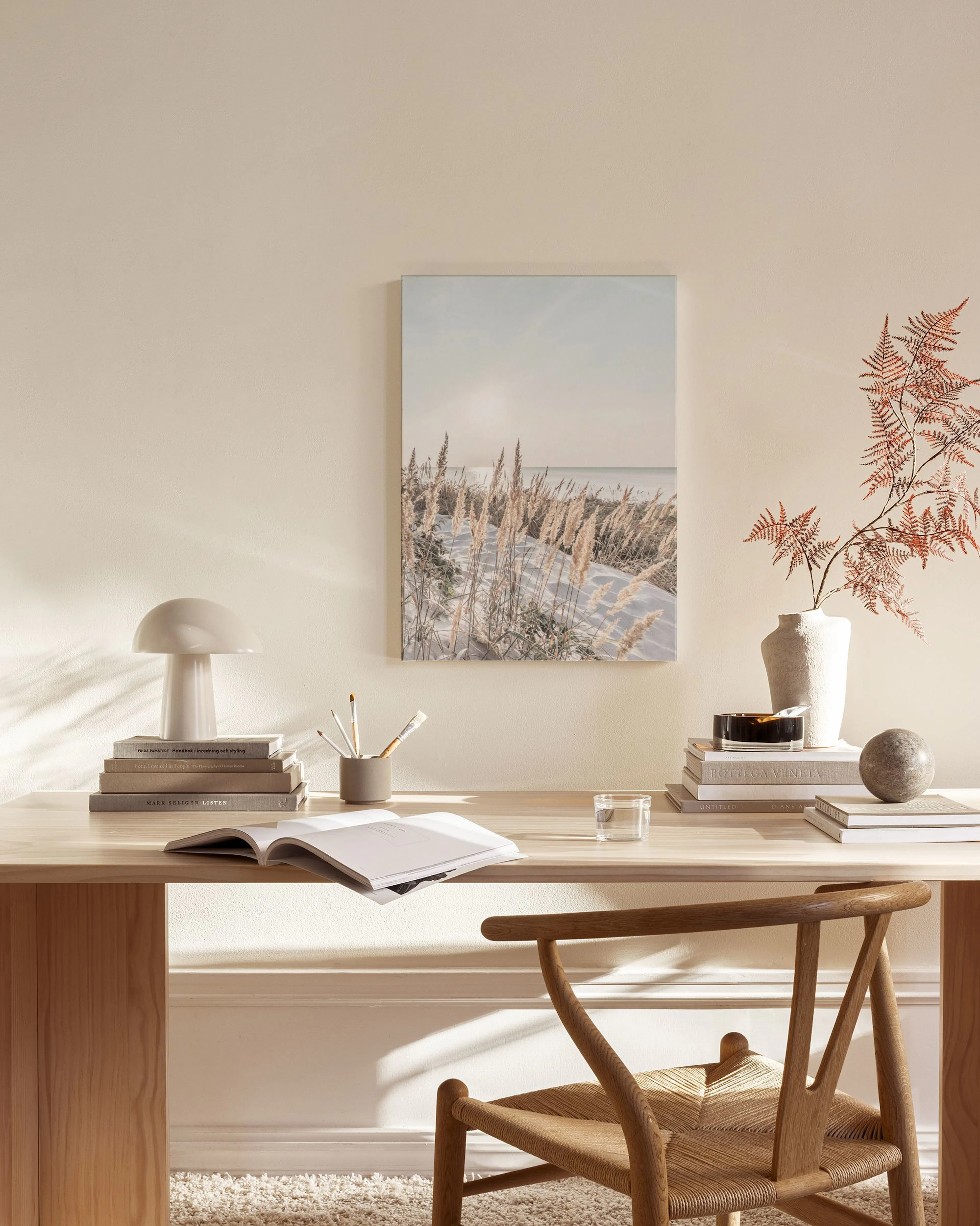 Leinwandbild mit Dünenlandschaft und Strandhafer bei Sonnenuntergang, hängt im Wohnzimmer über einem Sideboard.