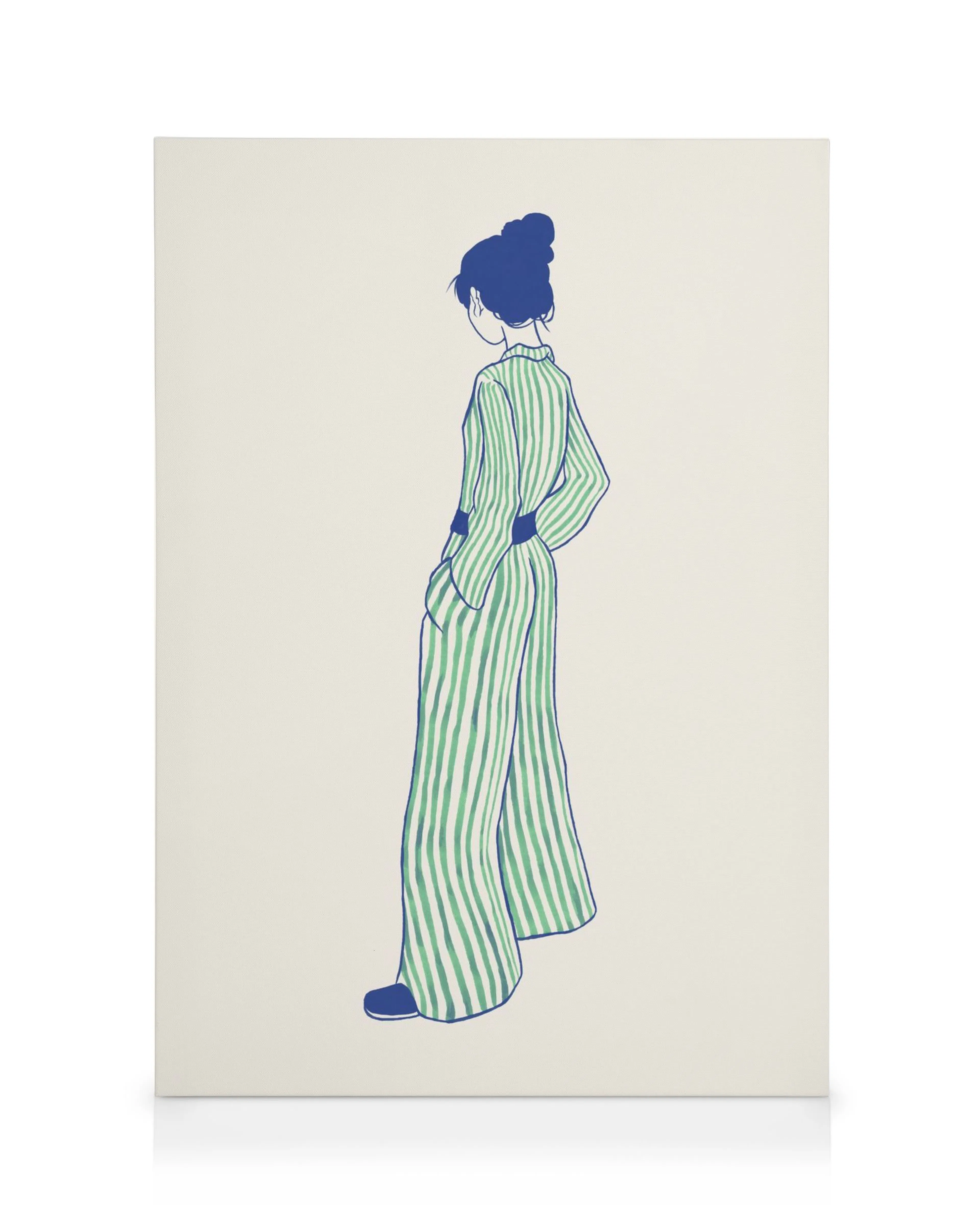 Canvastavla med kvinna i grön- och vitrandig pyjamas, med mörkblått hår och skor, minimalistisk stil.