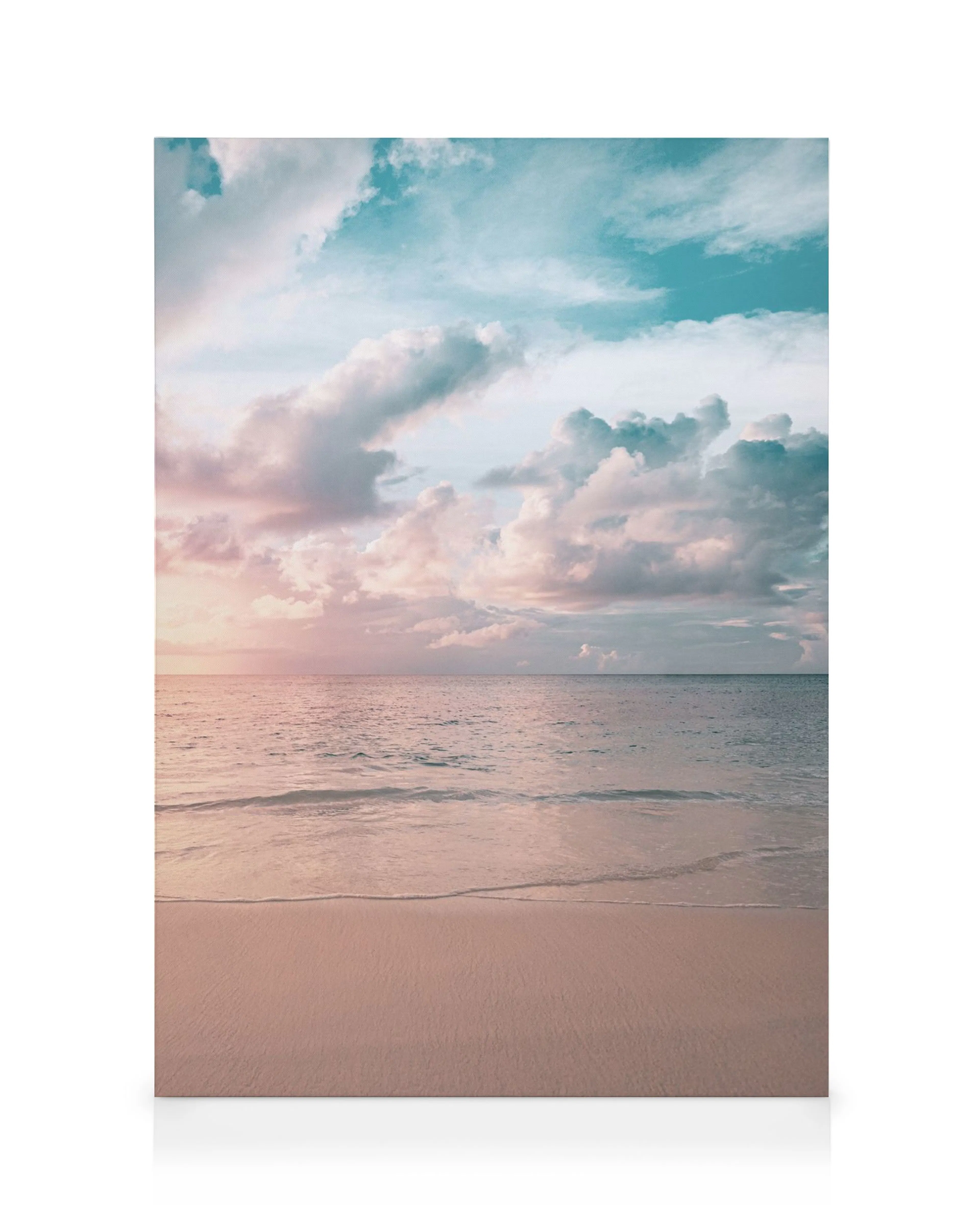 Leinwandbild: Ruhiger Strand bei Sonnenaufgang mit rosa, blauen und weißen Wolken, sanfte Wellen und Sand.