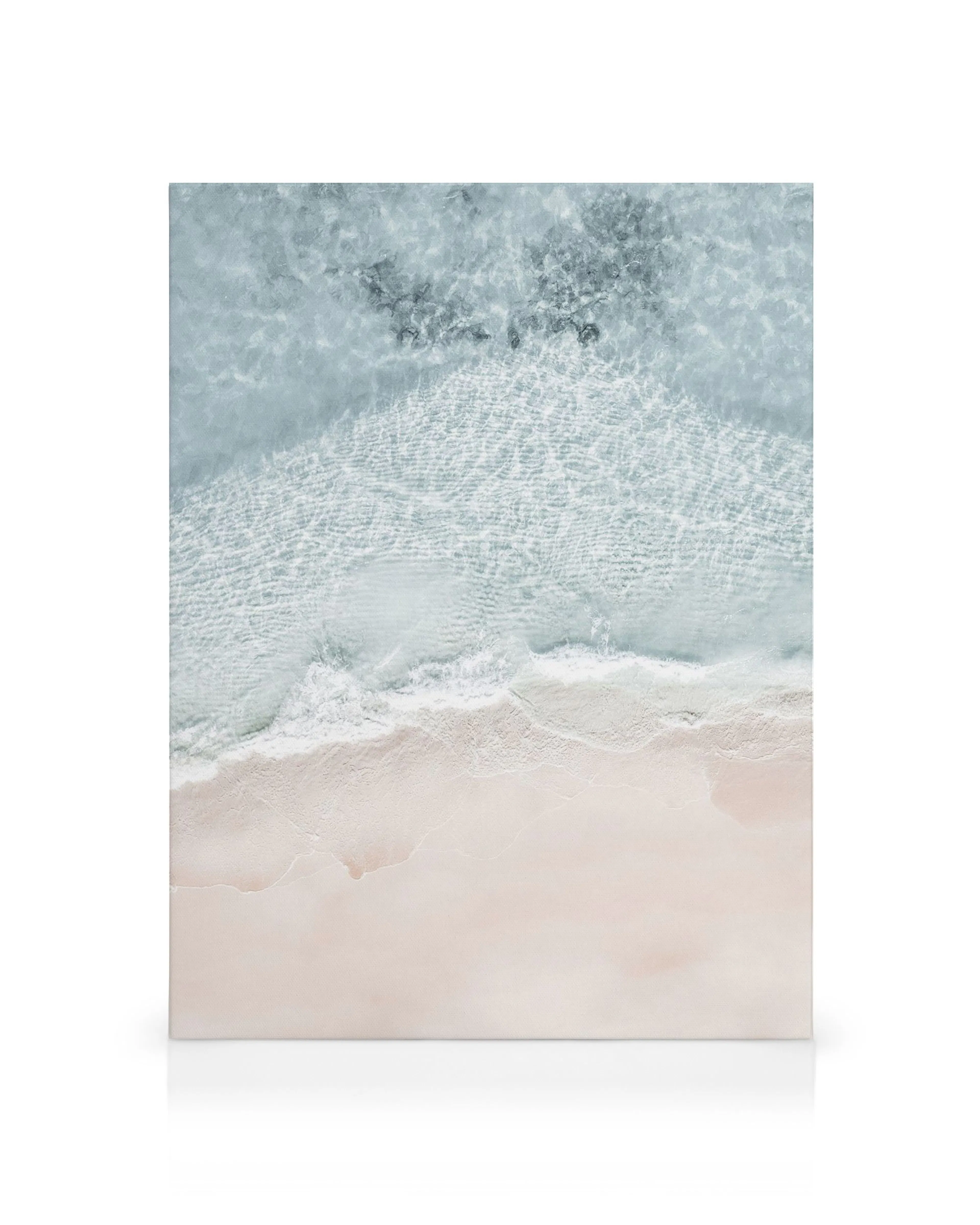 Lienzo Seascape con olas espumosas, agua azul clara y arena mojada formando patrones costeros. Arte de playa.