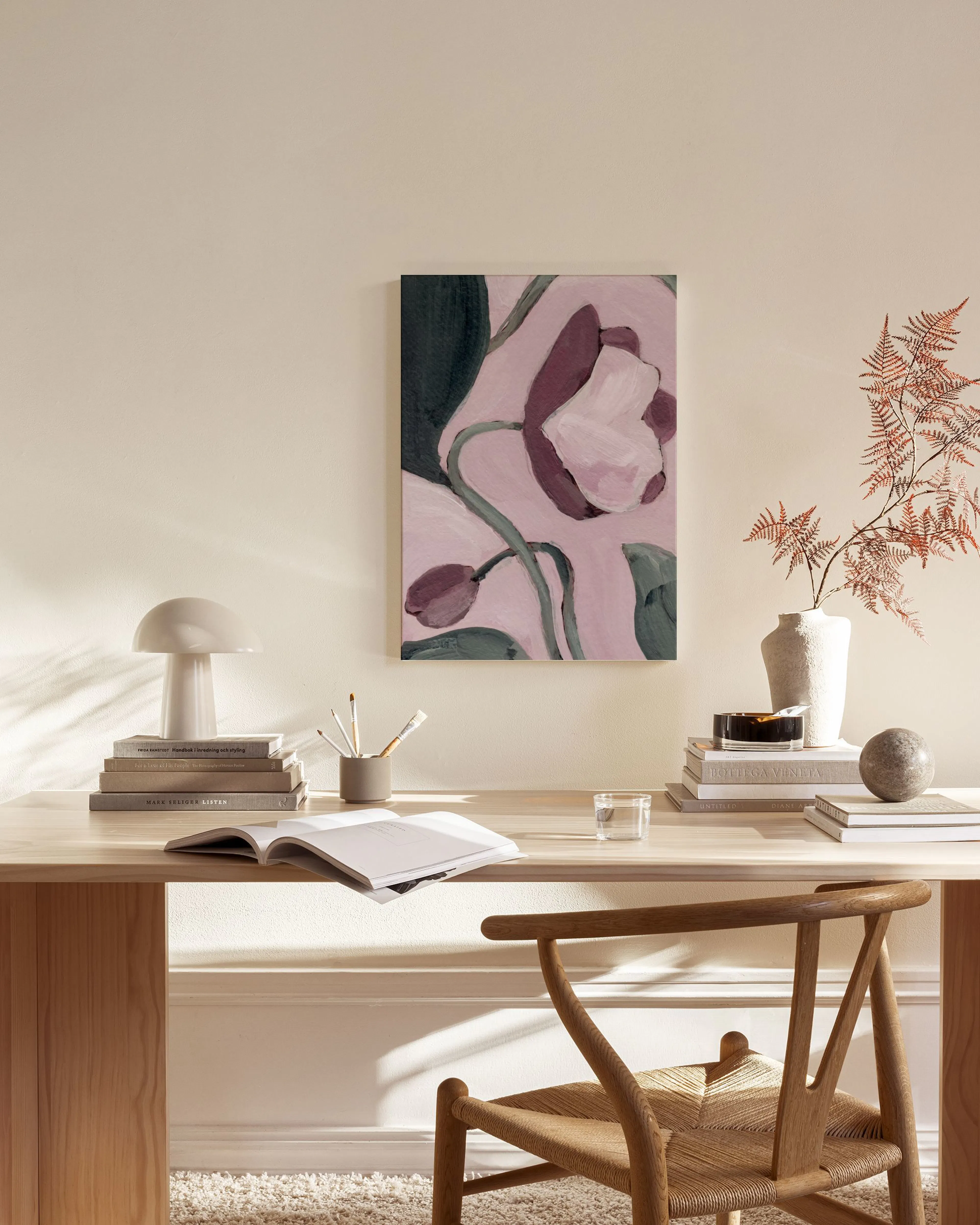 Leinwandbild mit abstrakten rosa Blüten, hängend über einem Sideboard im Wohnzimmer.