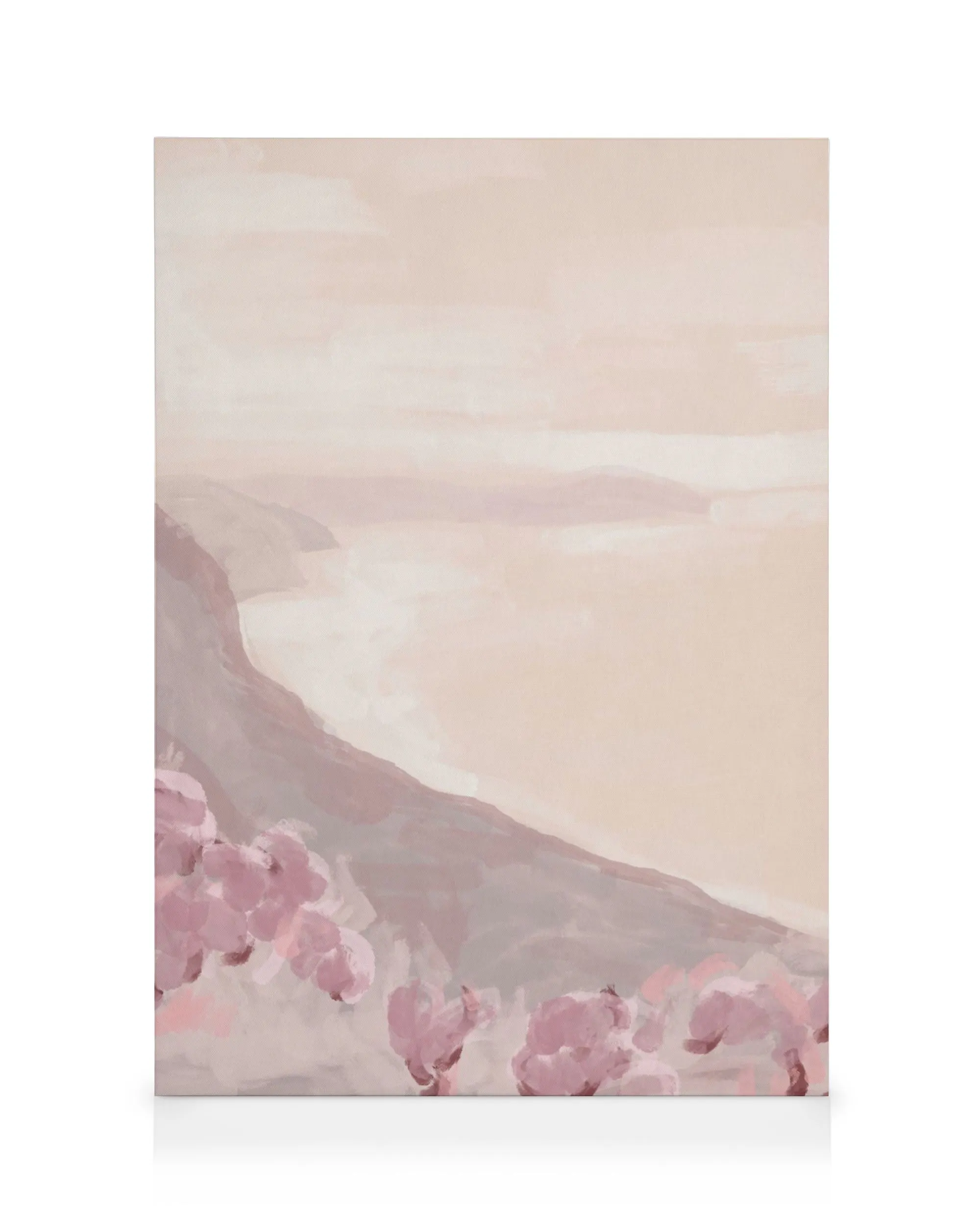 Landschapsschilderij op canvas met een rustige roze zee onder een gestreepte beige lucht, donkere klif en roze bloemen.