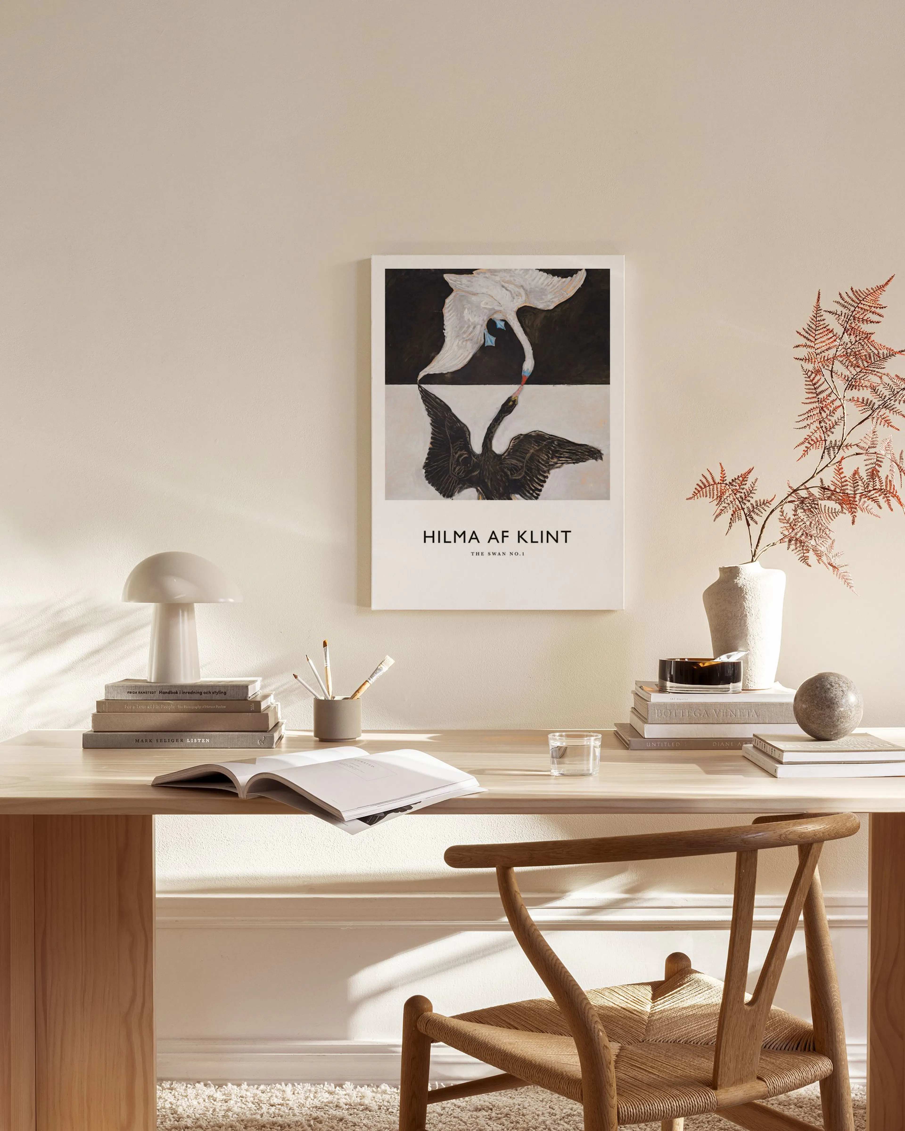 Lienzo del Cisne No. 1 de Hilma af Klint con cisnes blanco y negro, colgando en una sala minimalista.