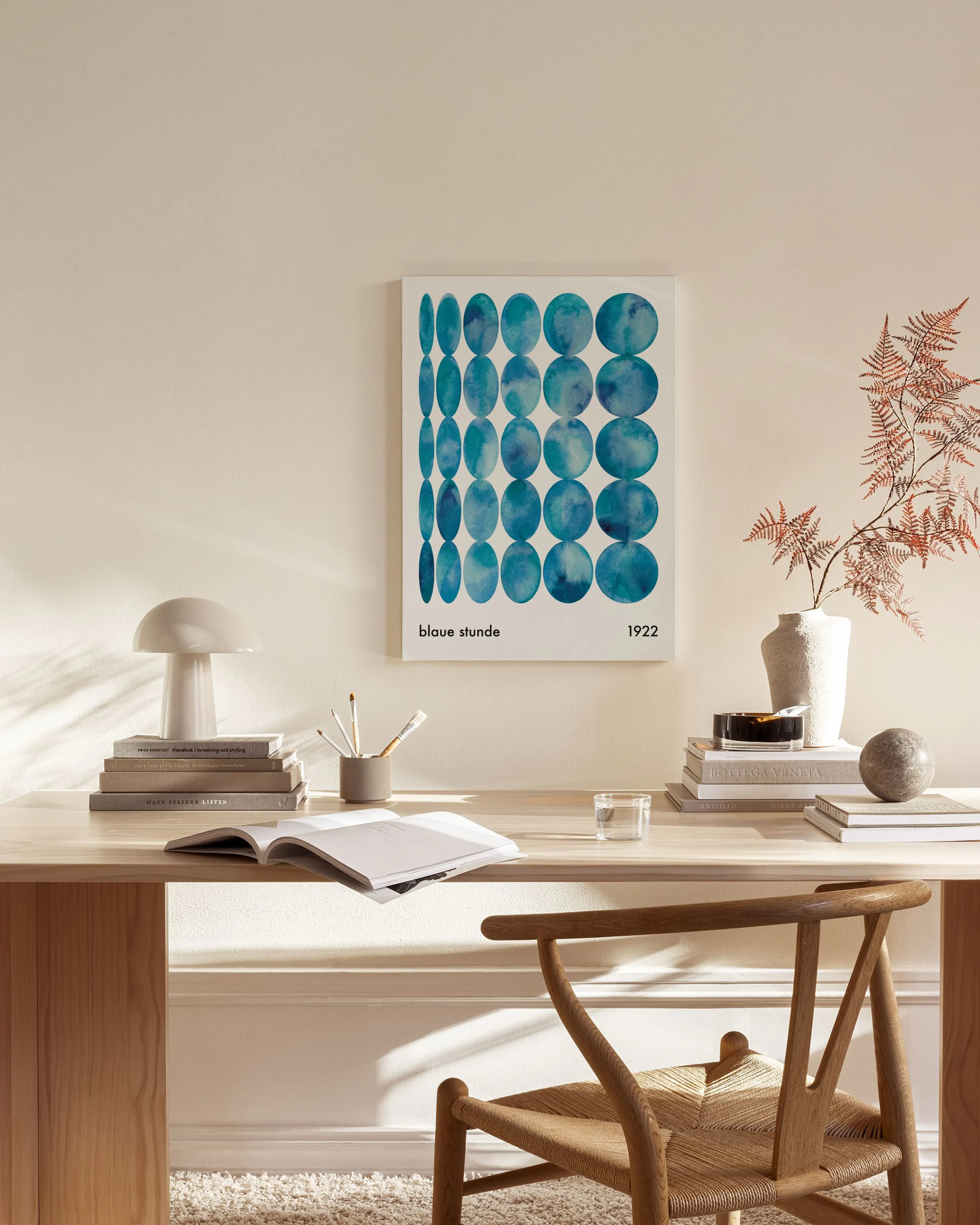 Leinwandbild mit blauen, aquarellierten Kreisen in Reihen, im modernen Wohnzimmer über einem Sideboard.