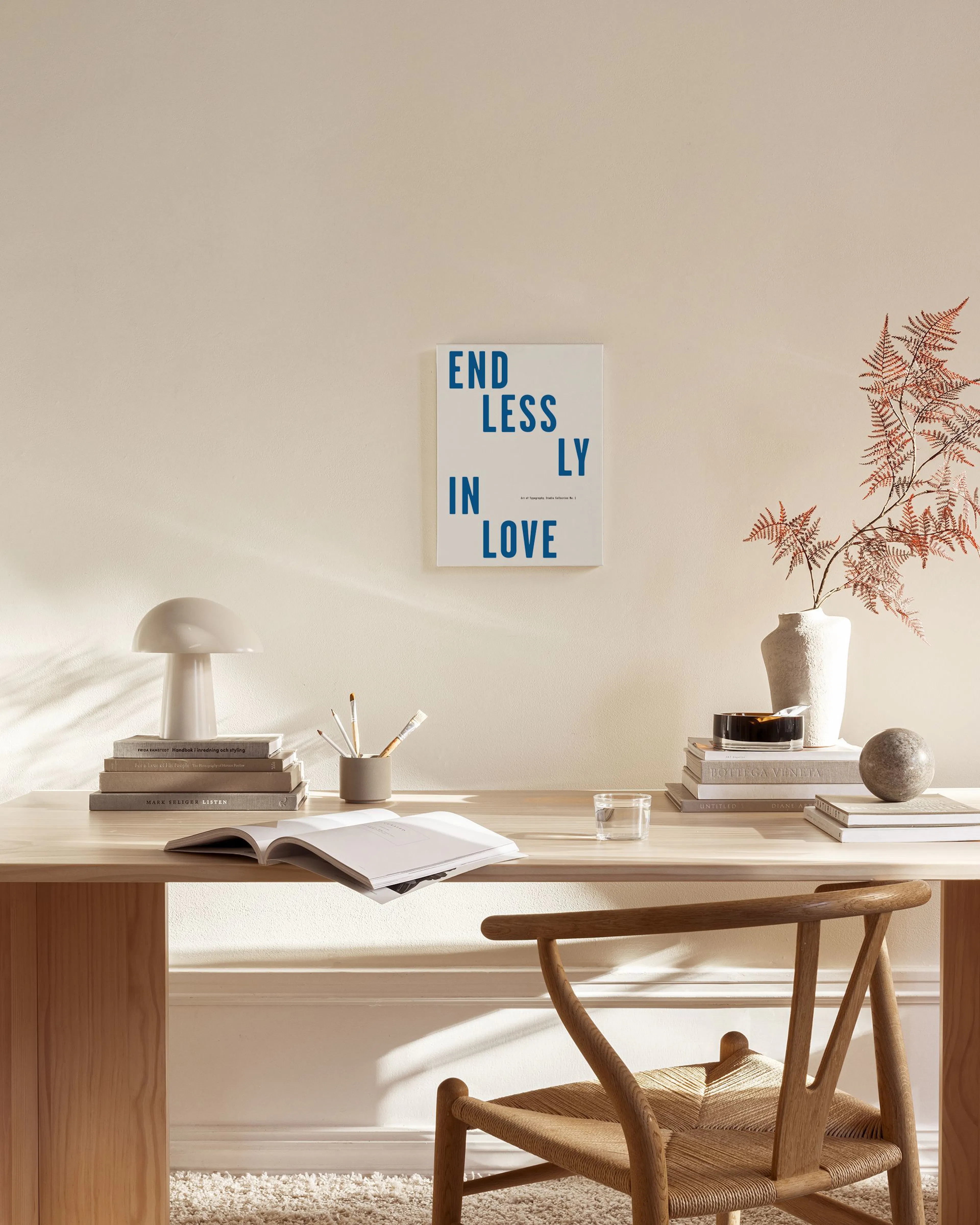Leinwandbild mit blauem Text ENDLESS IN LOVE in einem modernen Wohnzimmer über einem Sideboard.